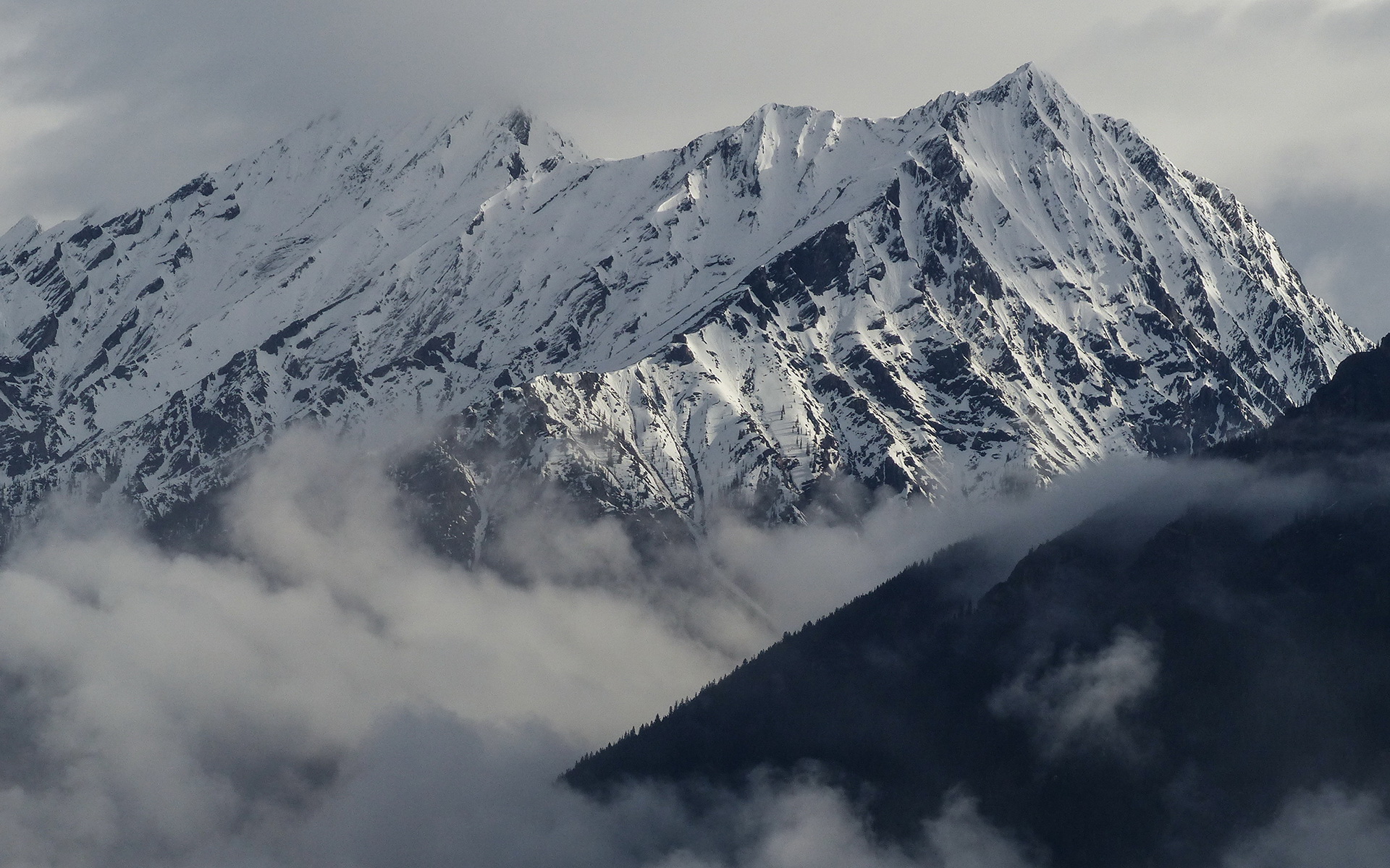 Mountain weather. Горные хребты Альпы Кавказ на Луне. Мощный горный хребет заснеженная вершина. Эльбрус панорама главного Кавказского хребта. Обои на погода горы.