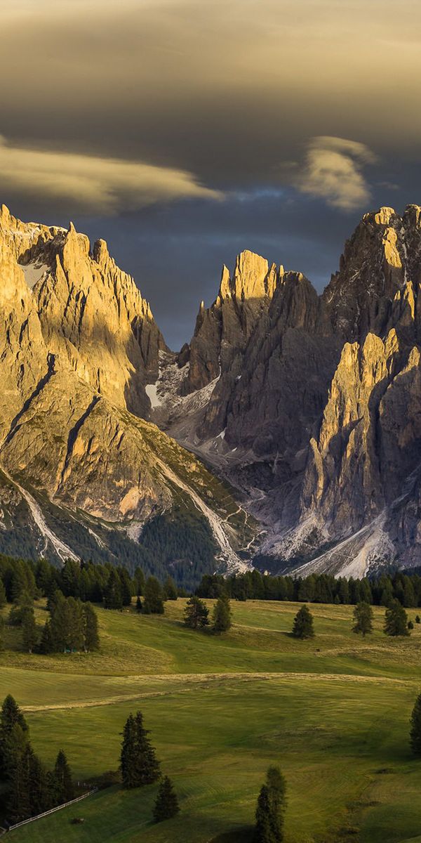 Горы вертикальное фото