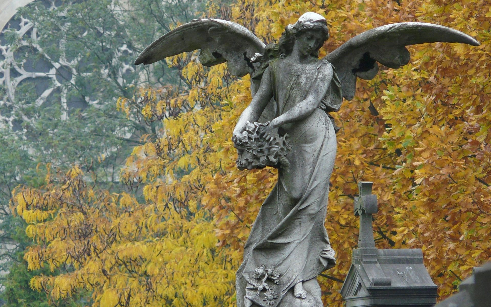 Озарение души: ангел памятник - защитник и надежда на лучшие времена