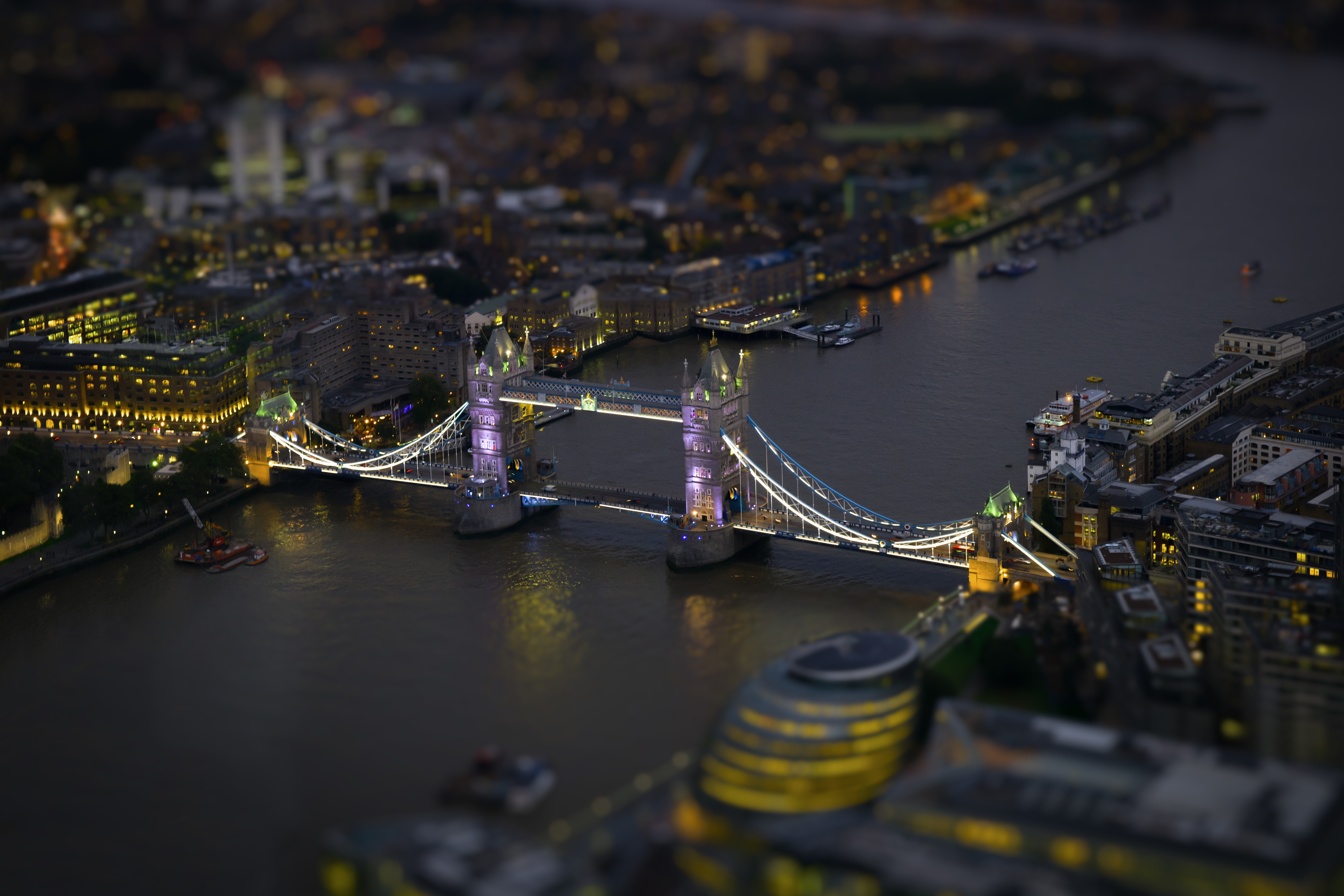 741330 Hintergrundbild herunterladen fotografie, neigungschicht, großstadt, london, nacht, fluss, tower bridge, vereinigtes königreich - Bildschirmschoner und Bilder kostenlos