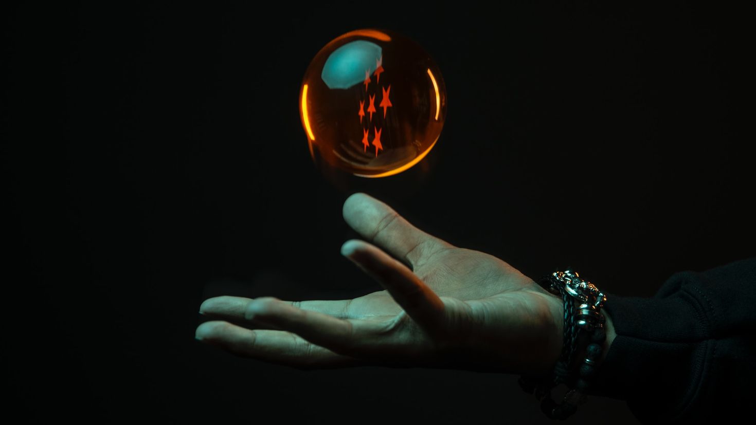 Dark ball. Шар в мужской руке. Магический шар в руках. Магический шар на черном темном фоне. Руки над шаром.