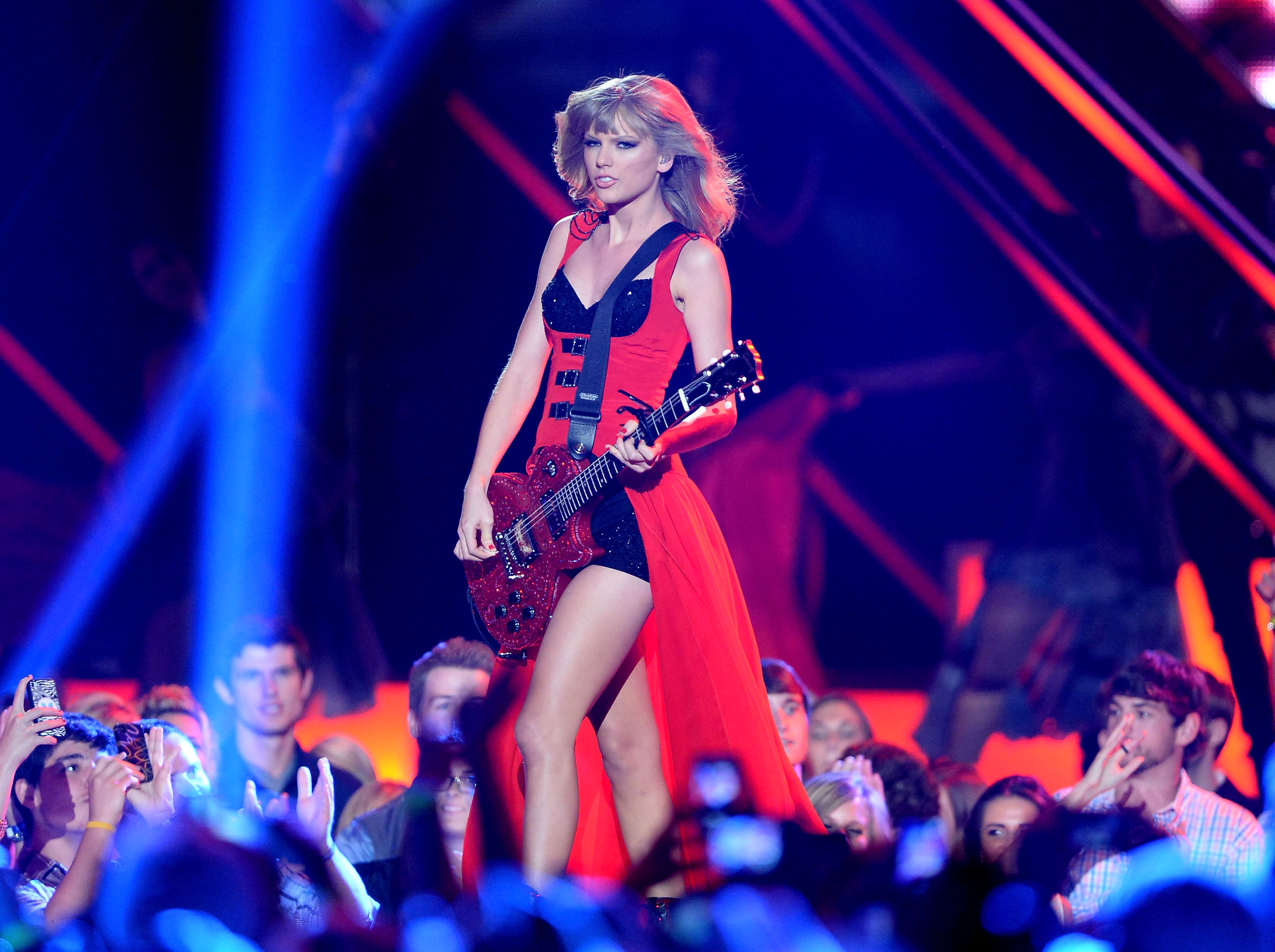 Тейлор свифт сингапур. Taylor Swift Nashville. Тейлор Свифт с гитарой. Тейлор Свифт пупок. Тейлор Свифт дует на сцене.