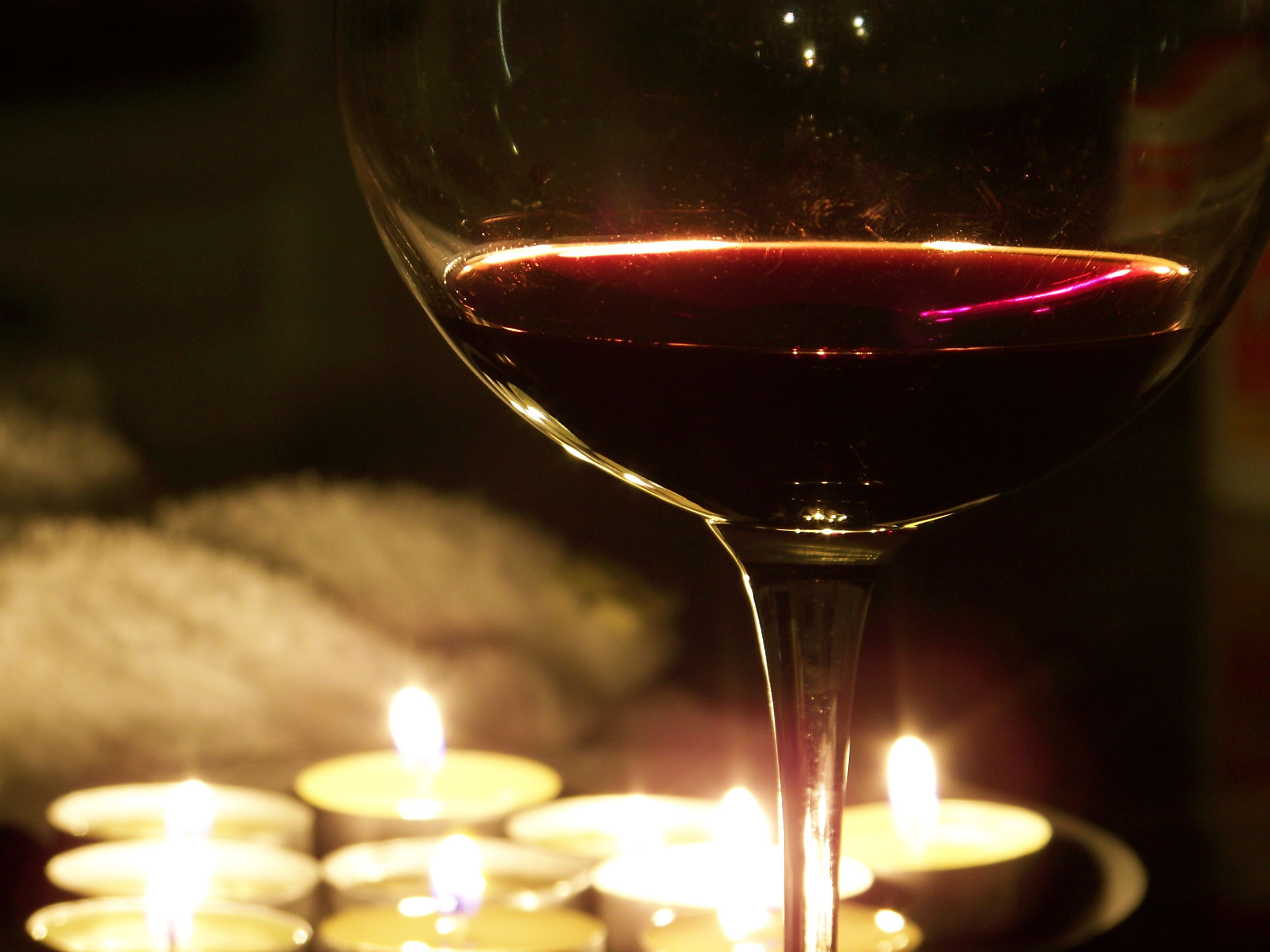 Ночь в бокале песня. Энотерапия. Два бокала вина. About Wine. Бокалы с вином и телевизор.