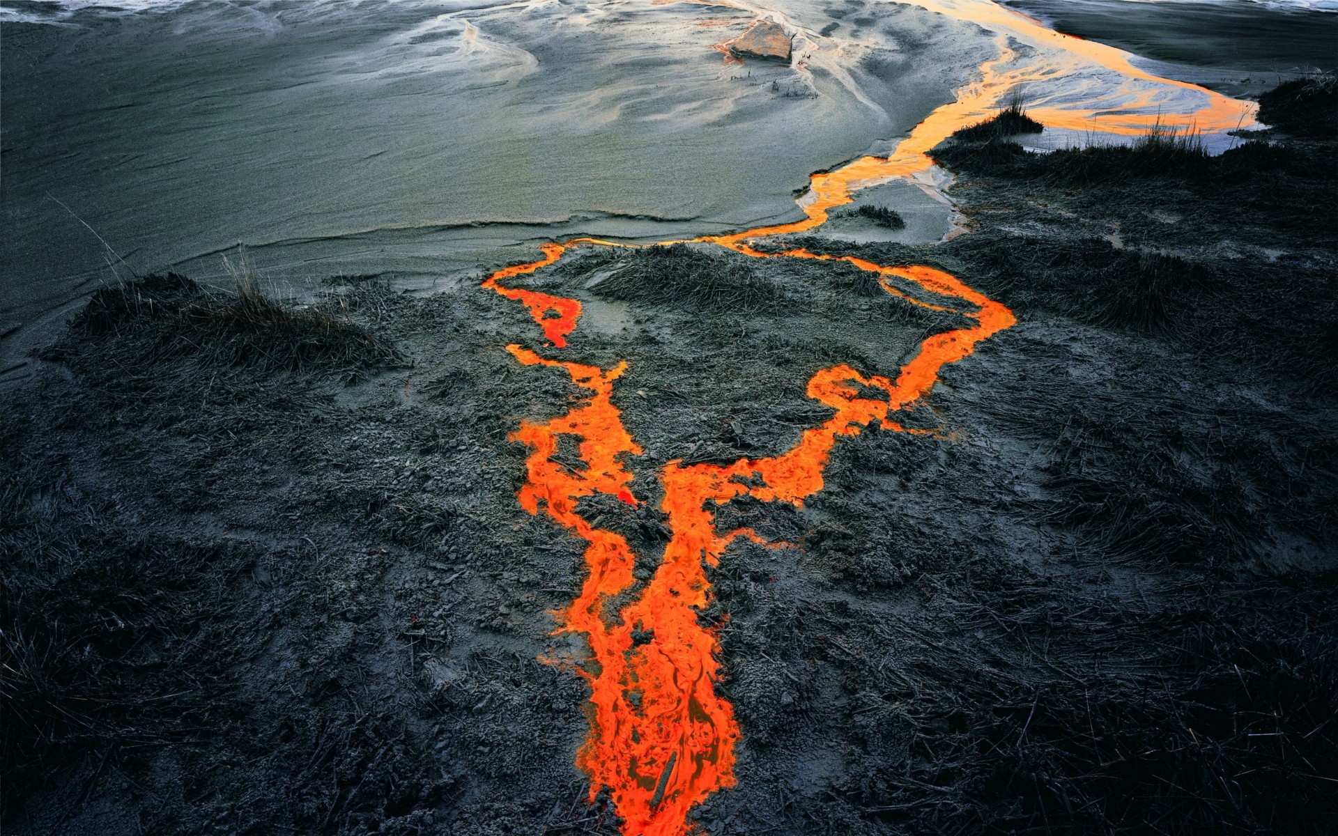 Трещина в лаве. Вулканический разлом. Лавовая река. Ручей ЛАВЫ. Огненная река.