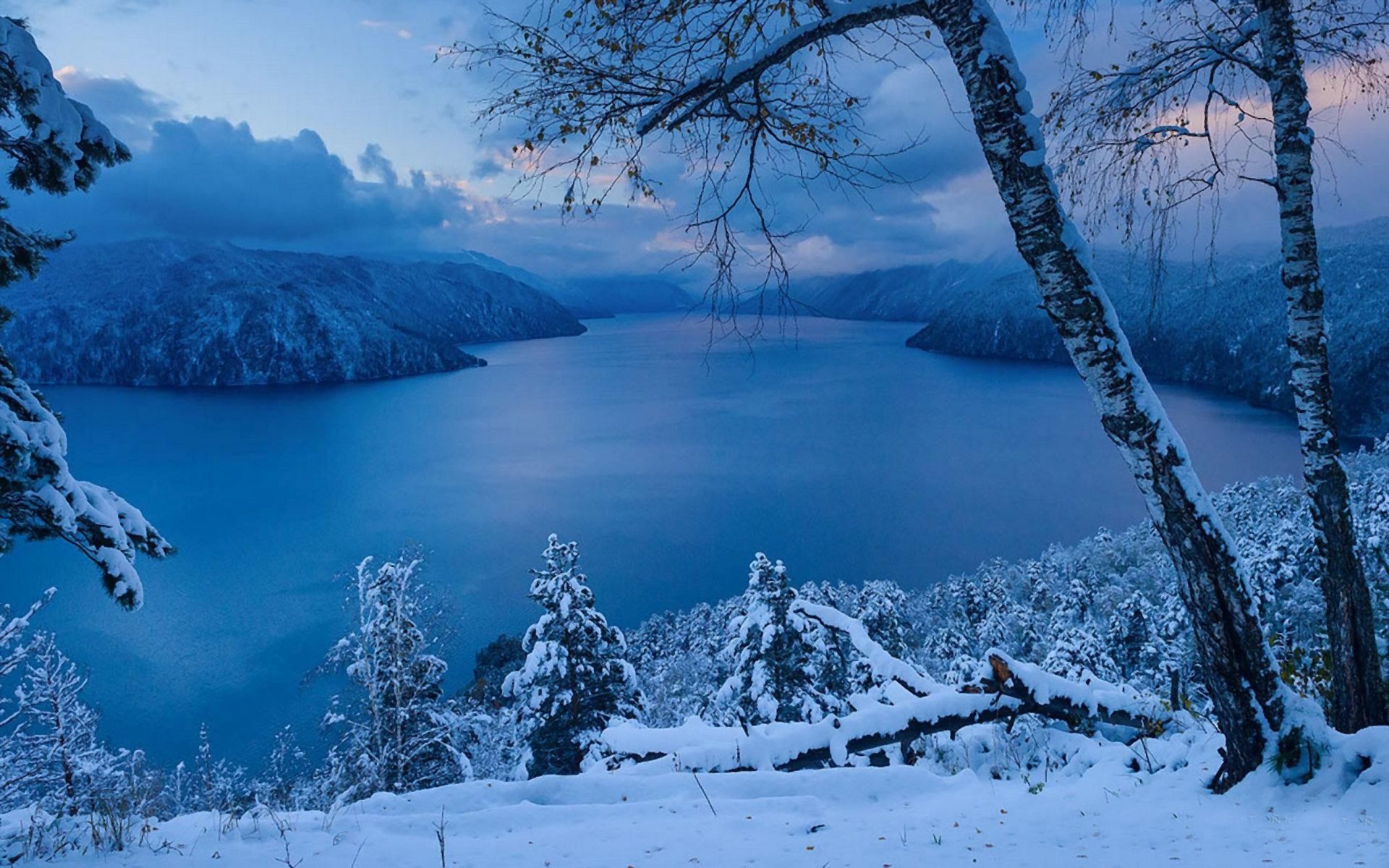 Горное озеро зима