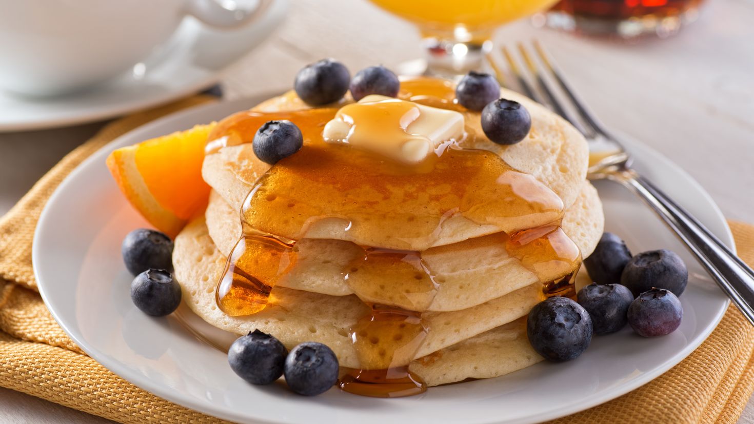 Pancake breakfast. Блинчики с медом. Аппетитные блины. Блины и оладьи. Блинчики на завтрак.