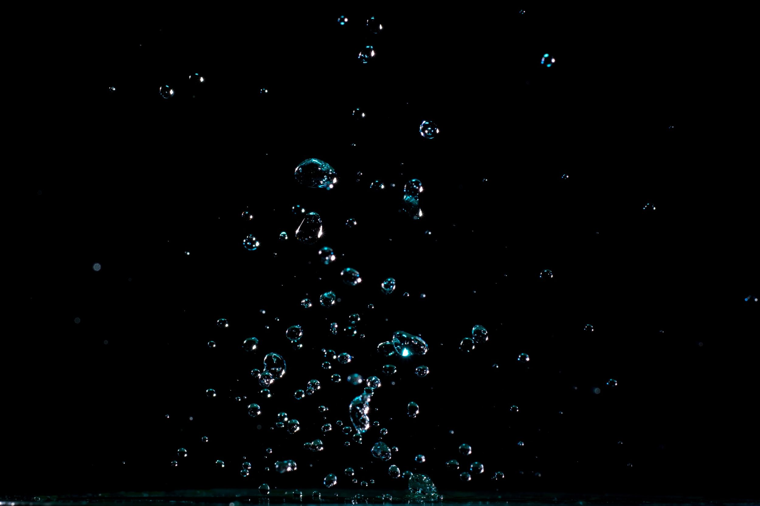 Вода на черном фоне. Пузыри на черном фоне. Пузырьки на черном фоне. Пузыри под водой.