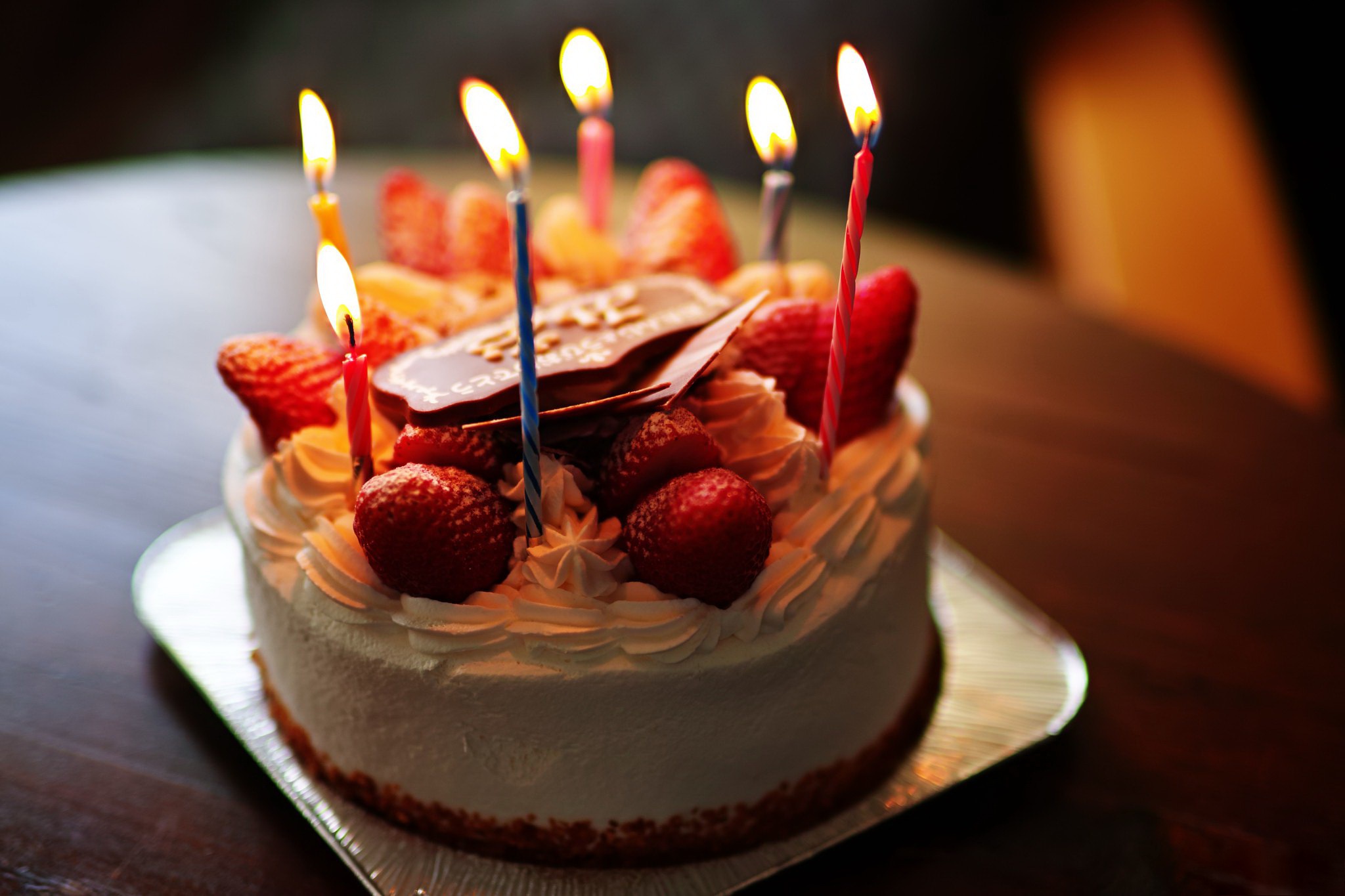 Фото с тортом на день рождения девушке в руках