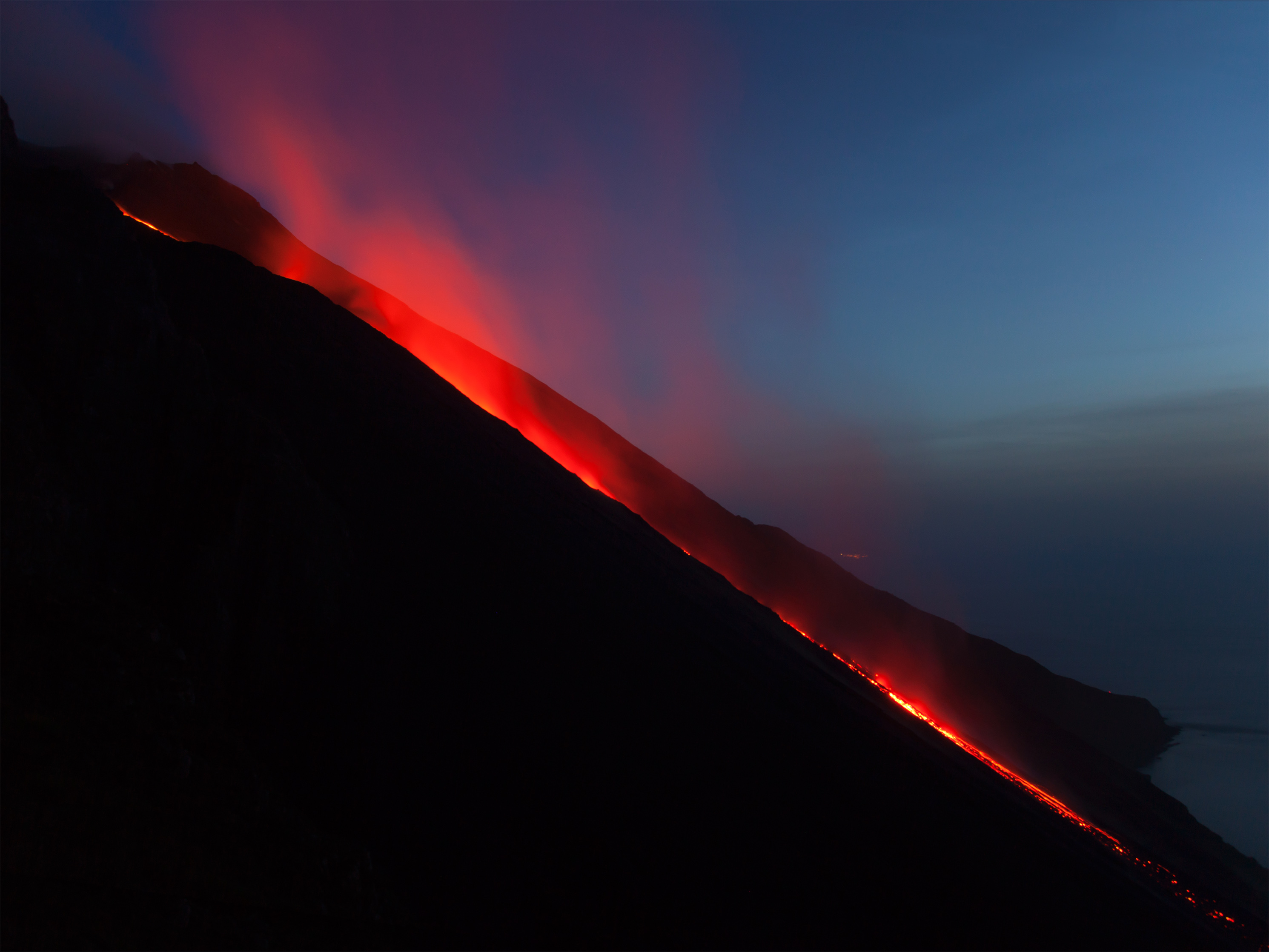 151012 Hintergrundbild herunterladen raucher, schwarz, dunkel, das schwarze, steigung, vulkan, lava - Bildschirmschoner und Bilder kostenlos