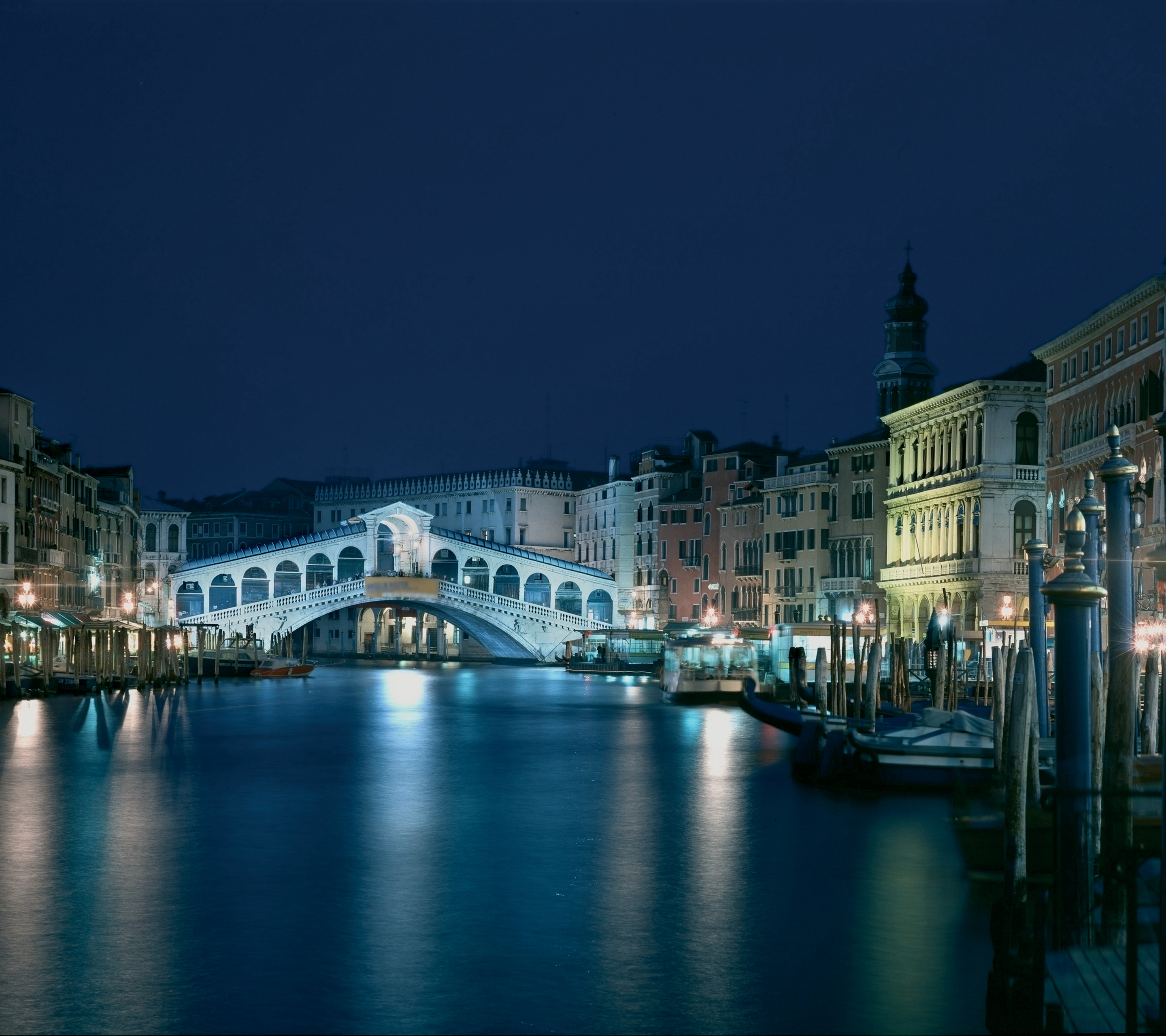 Город на реке в италии. Мост Риальто. Риалто в Италии. Архитектура Венеции мост Риальто. Венеция город в Италии.