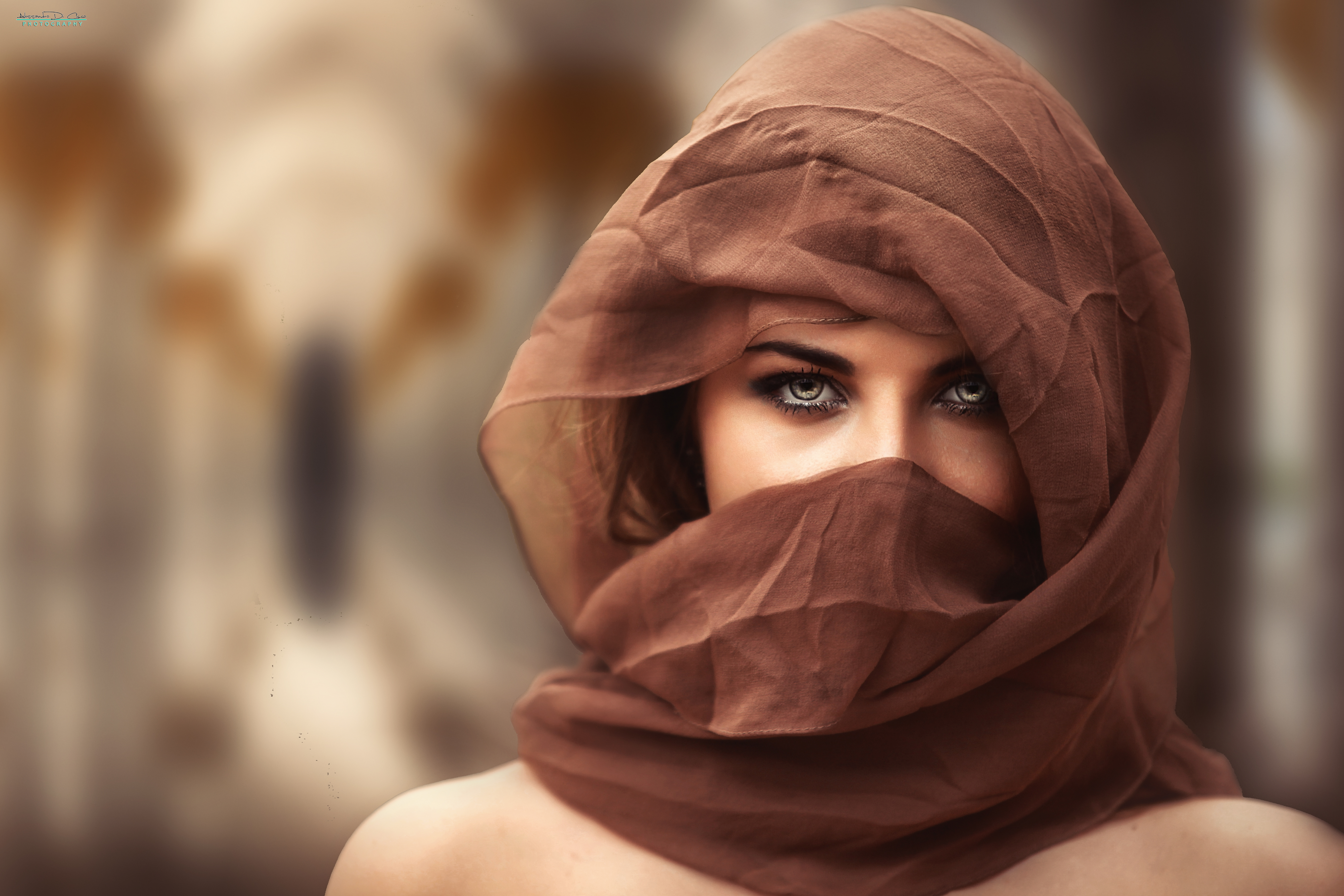 Чувственный взгляд. Восточная девушка в платке. Красивые арабские девушки. Лицо женщины в платке. Девушка в коричневом платке.