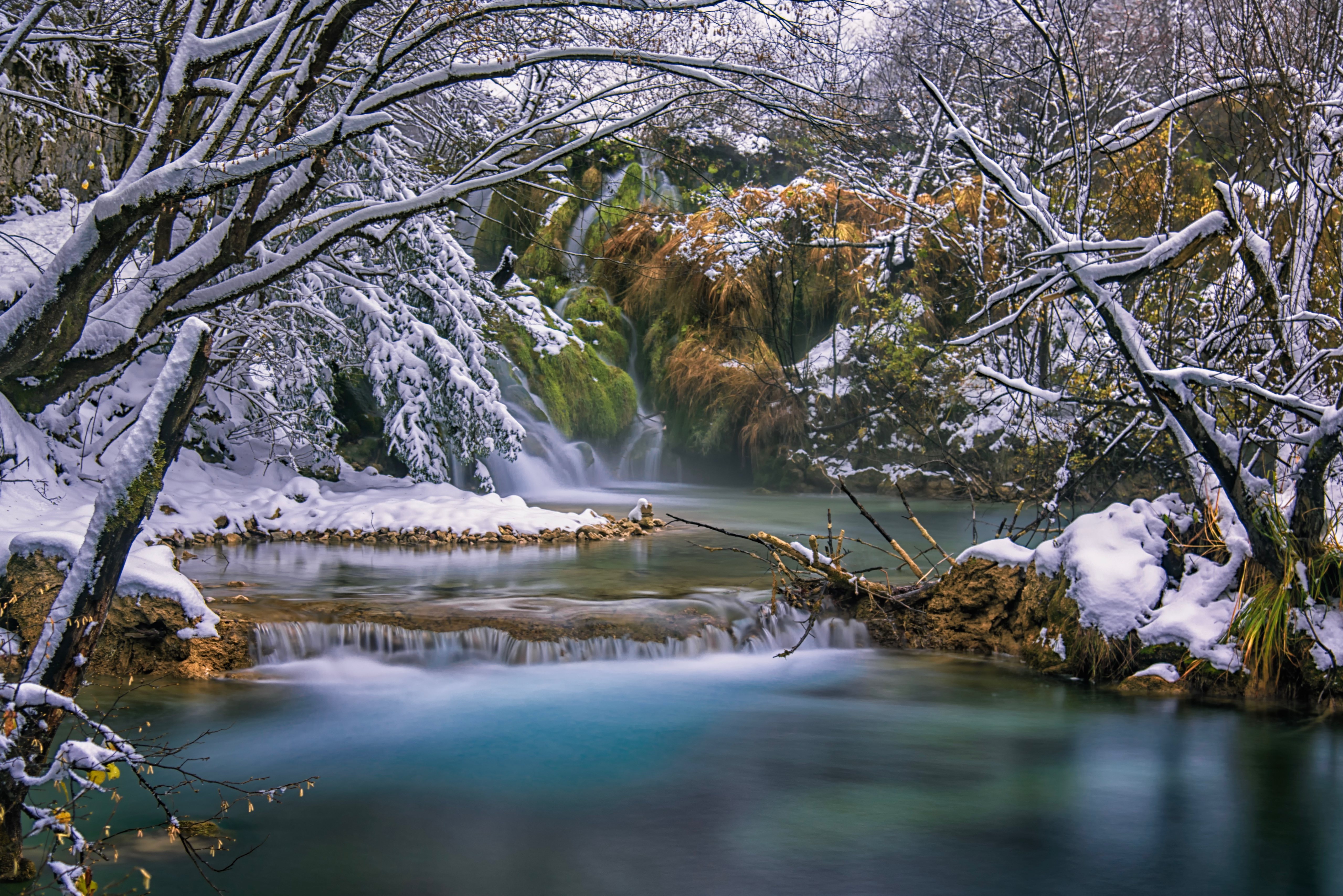 Озера водопад лес. Плитвицкие озёра Хорватия зимой. Плитвицкие озёра, Хорватия закат зима. Зимняя река. Зимний водопад.