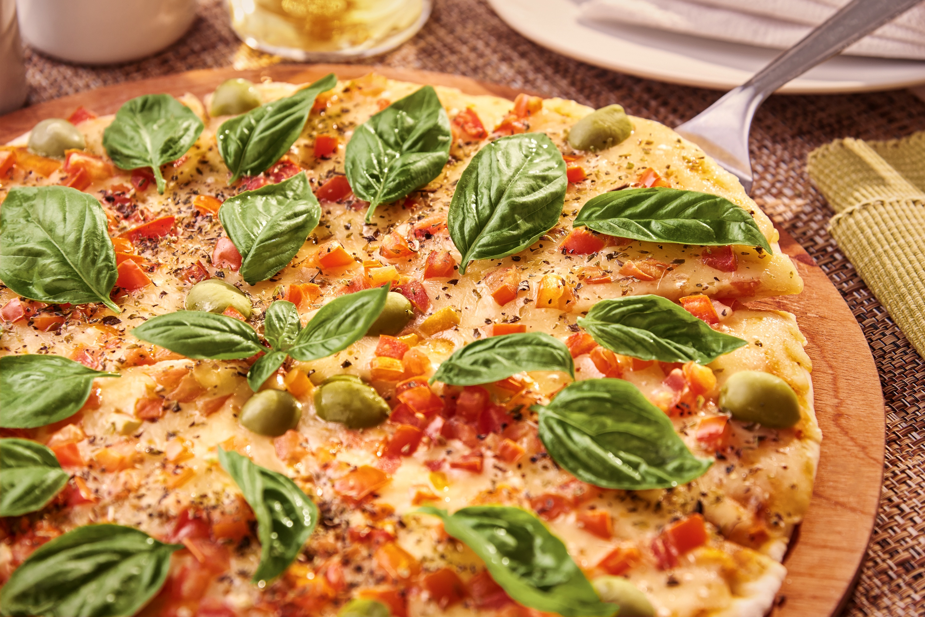 Какое блюдо пицца. Неаполитанская пицца маринара. Пицца итальянская базилик.