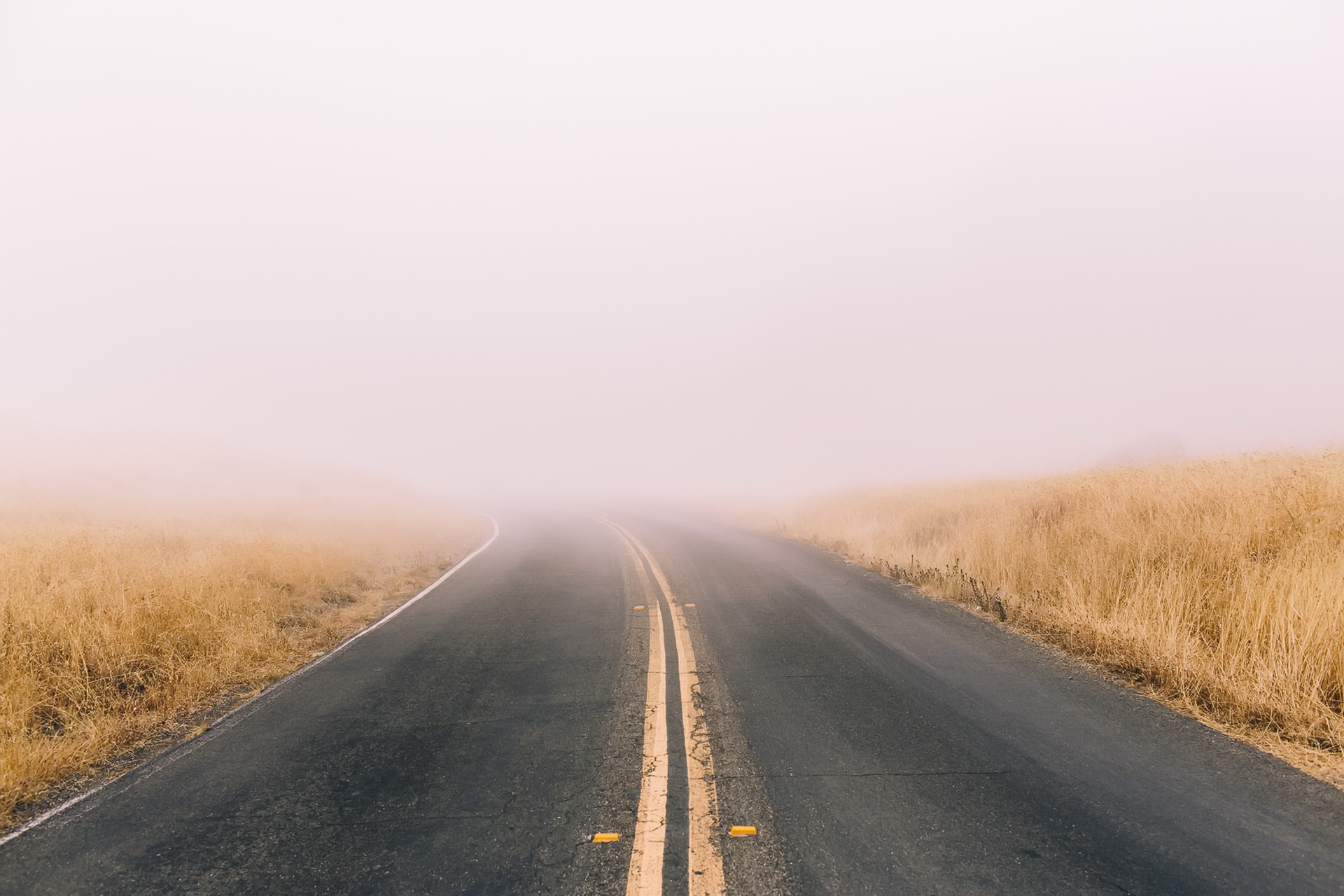 Дорога уходящая вдаль в тумане