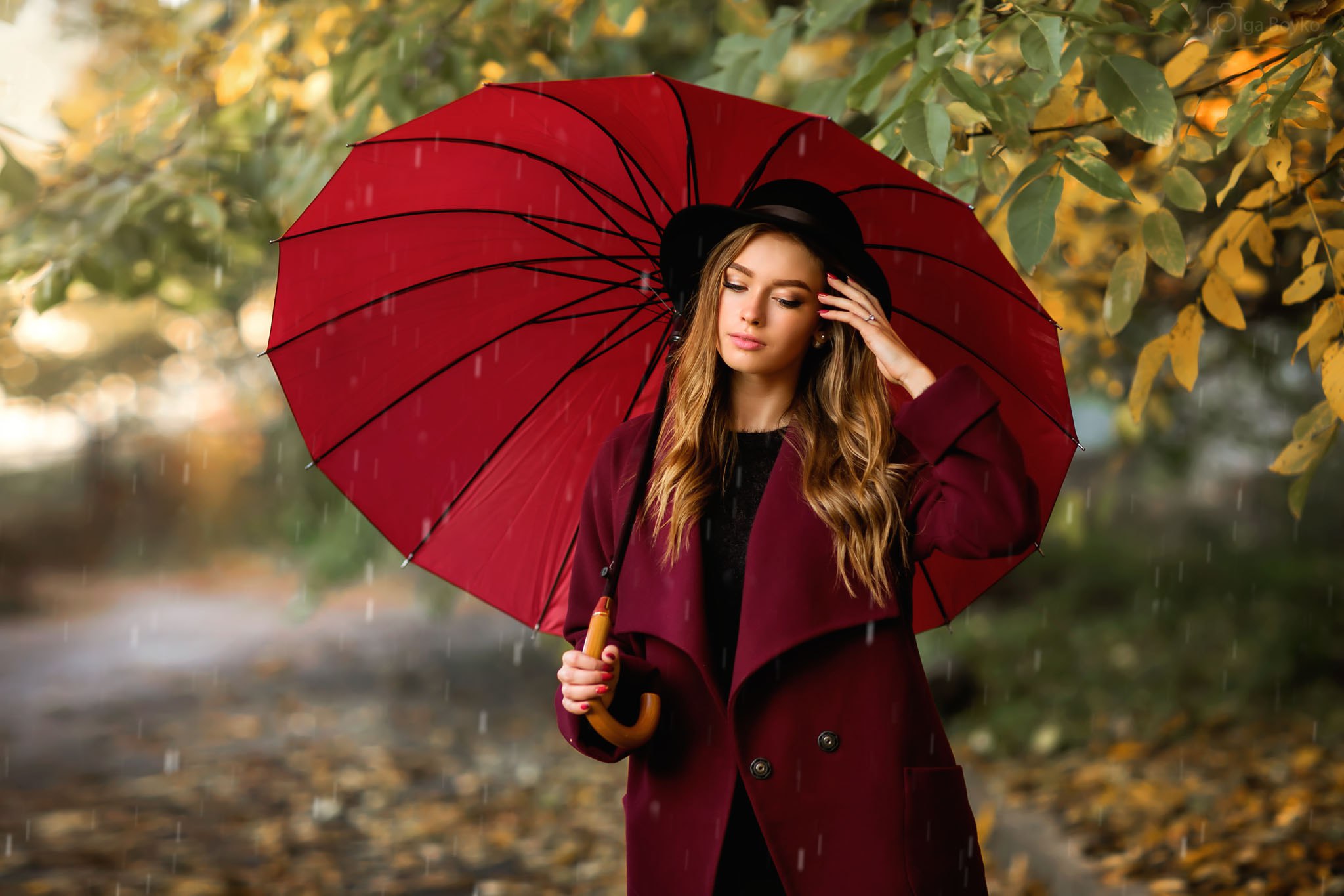 Download mobile wallpaper Rain, Umbrella, Hat, Brunette, Coat, Model, Women, Depth Of Field for free.