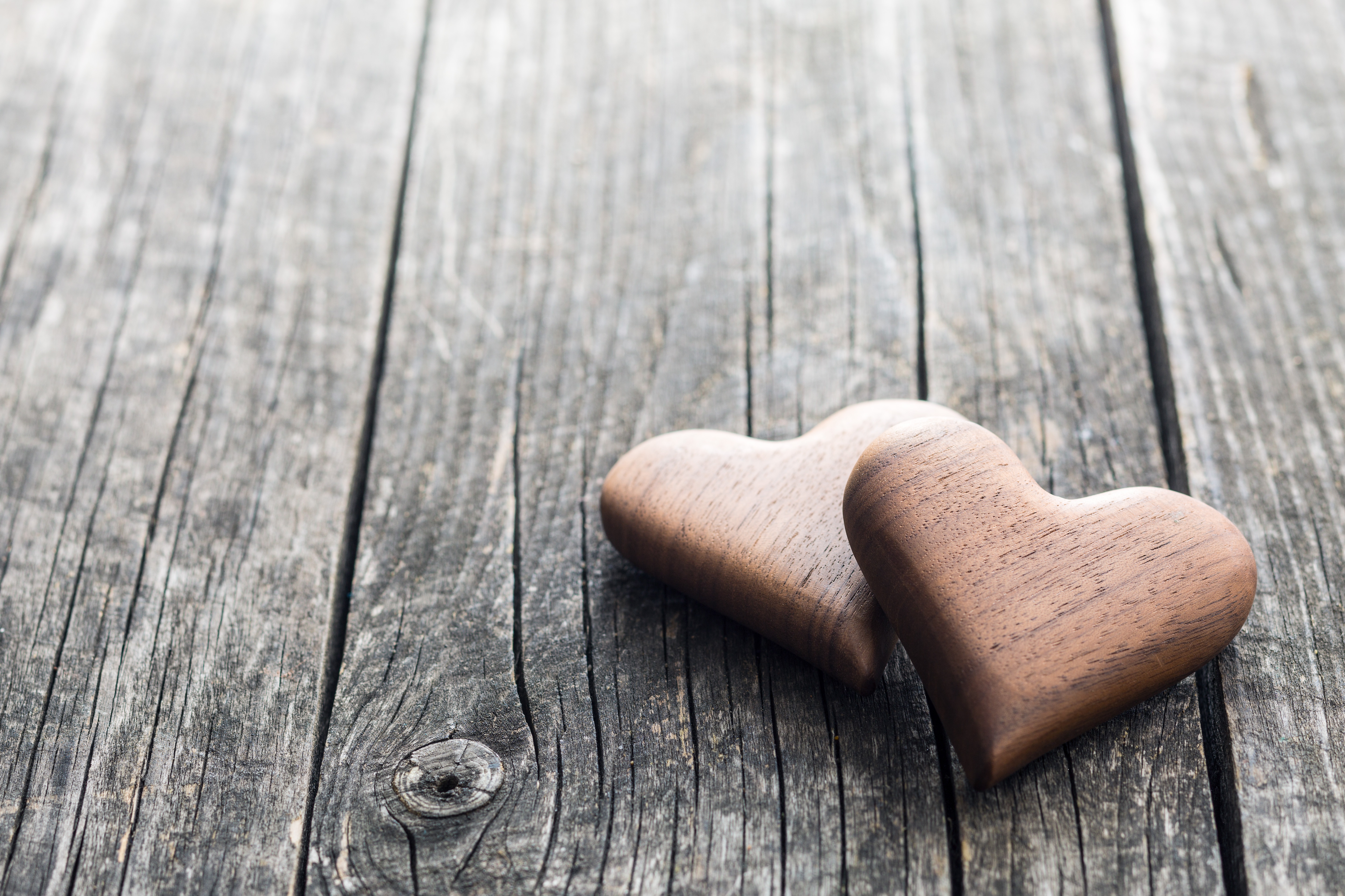 Сердце на деревянном столе