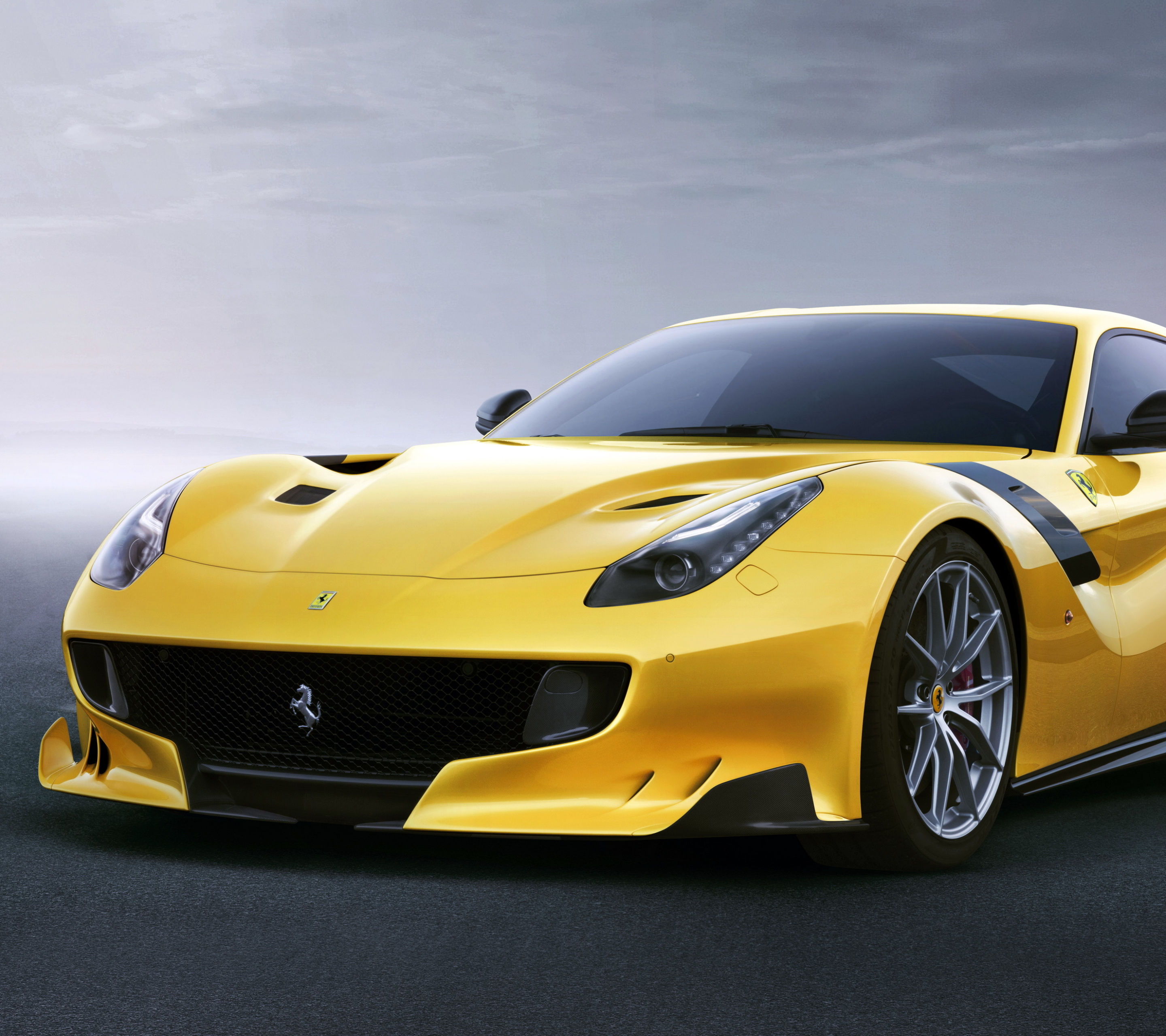 Ferrari f12 Berlinetta желтая