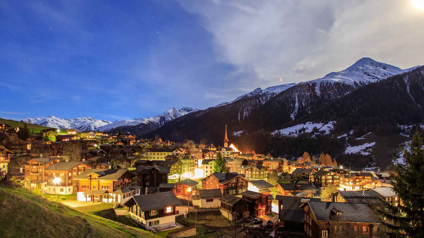 Mountain towns. Цюрих Швейцария горы. Горные города в Швейцарии. Горы Швейцарии ночью. Кориппо Швейцария.