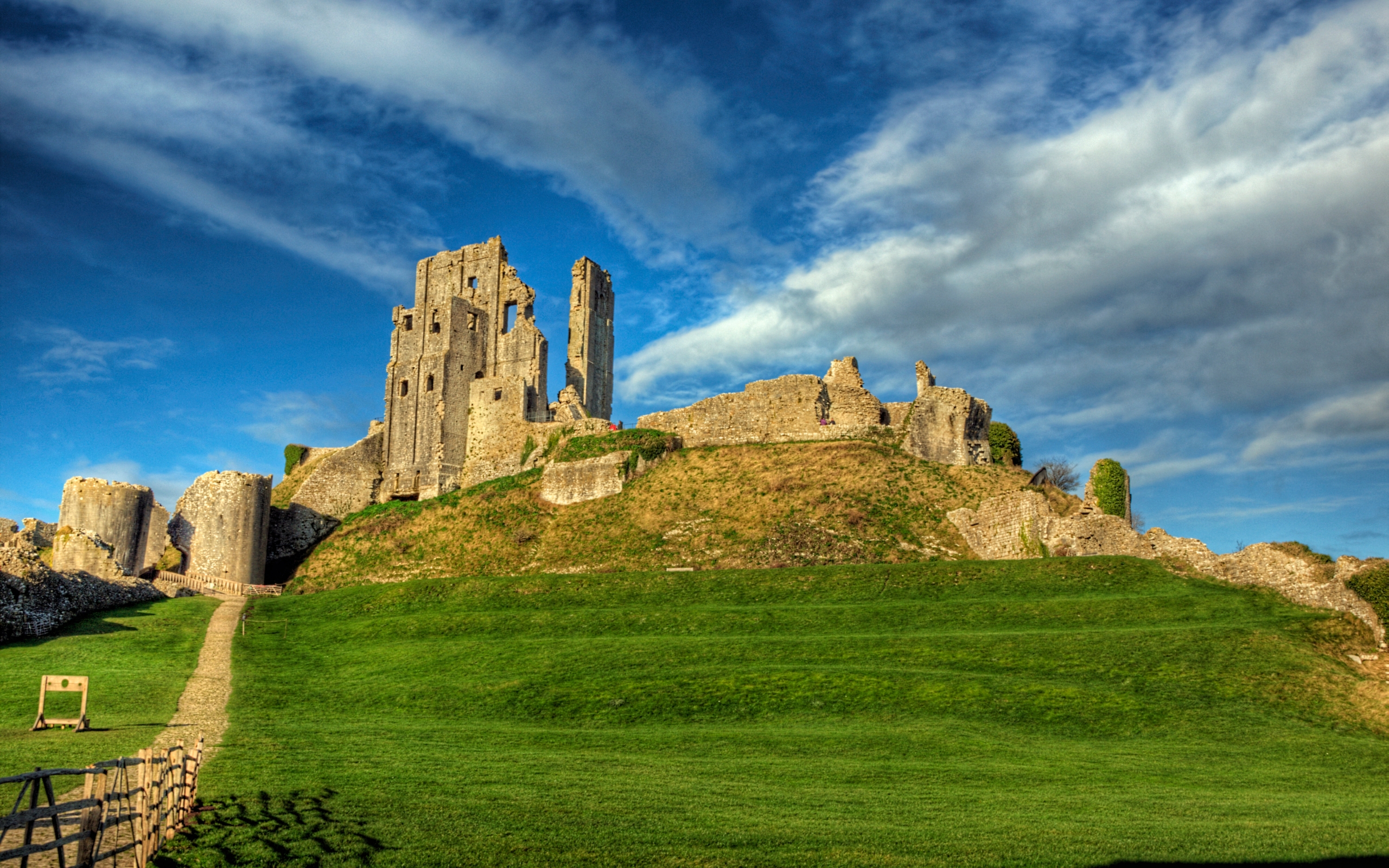 Castle people. Corfe Castle графство Дорсет. Замок Корф Англия. Руины замка Корф графство Дорсет. Maiden Castle , графство Дорсет, Великобритания.