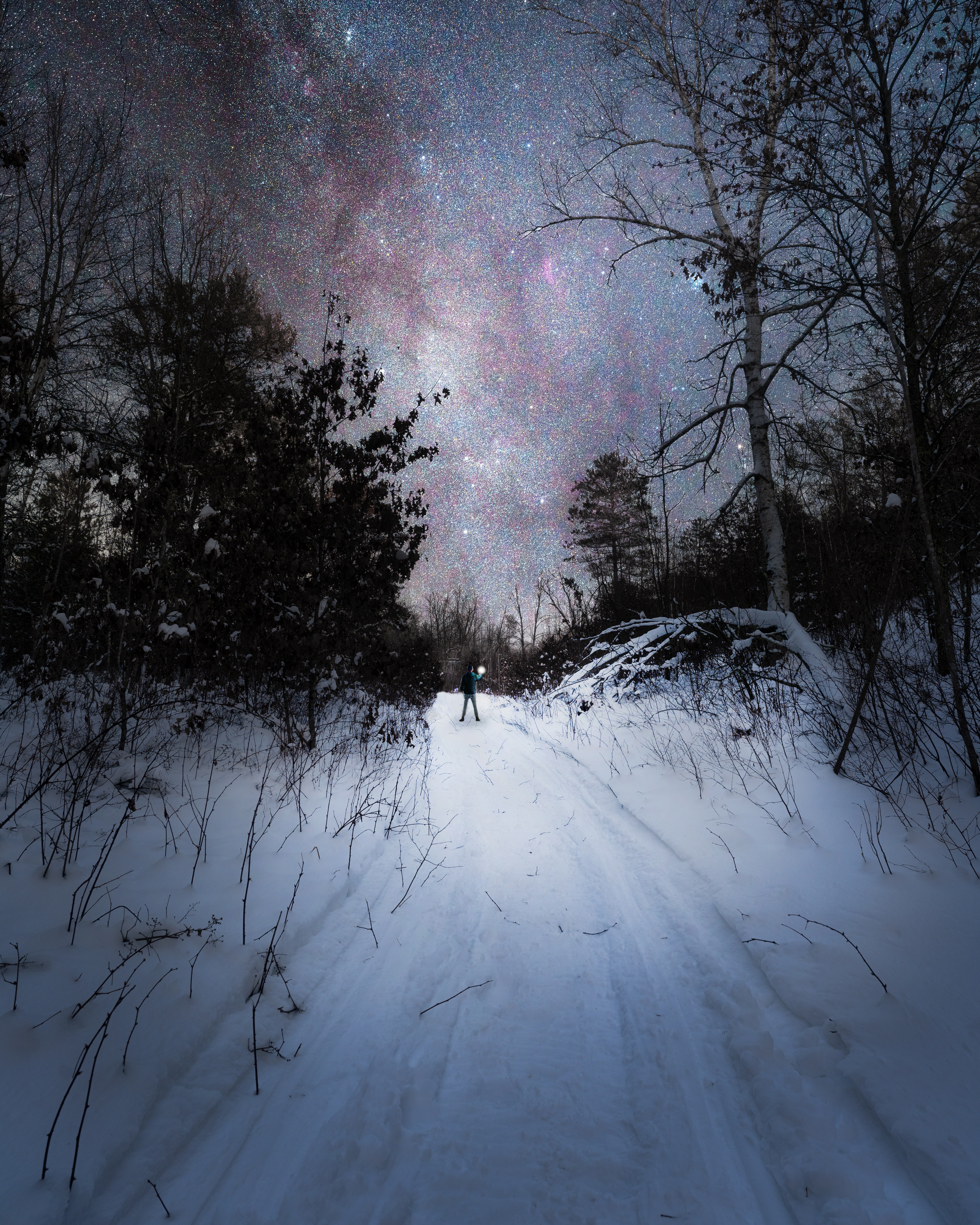 93570 Hintergrundbild herunterladen winter, übernachtung, schnee, dunkel, sternenhimmel, mensch, person, einsamkeit - Bildschirmschoner und Bilder kostenlos