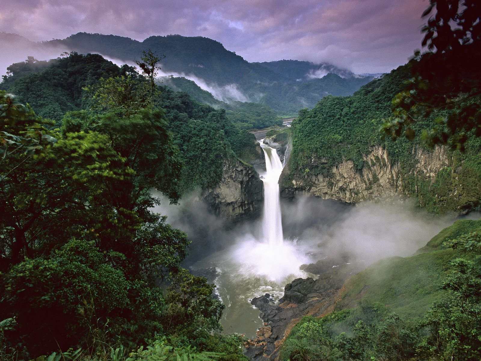 408984 Bild herunterladen erde/natur, wasserfall, ecuador, wald, grün, baum, yasuni nationalpark, wasserfälle - Hintergrundbilder und Bildschirmschoner kostenlos