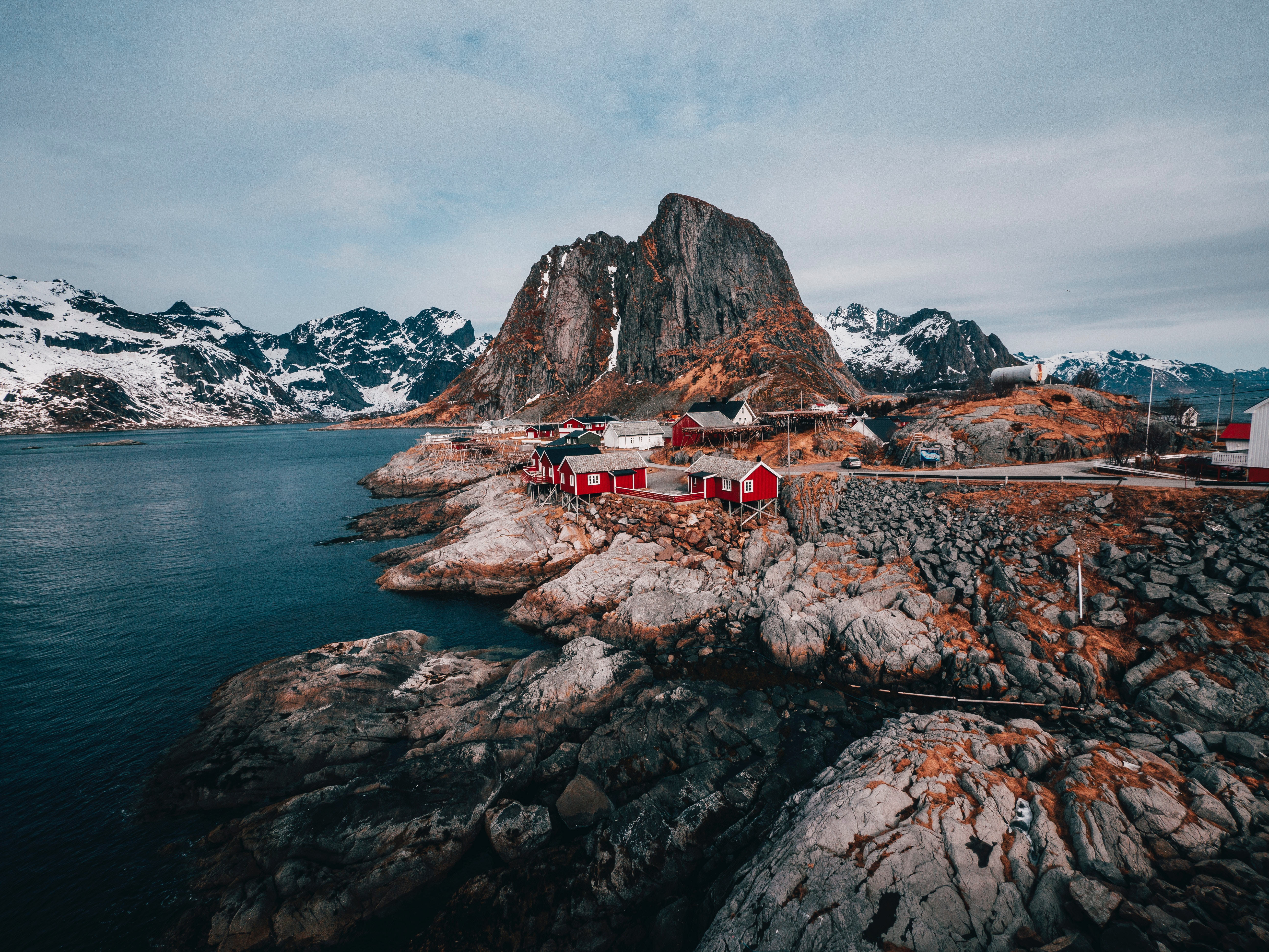Handy-Wallpaper Mountains, Lofoten Inseln, Svolver, Ruhepause, Natur, Gebäude, Reise, Felsen, Die Steine, Entspannung, Norwegen kostenlos herunterladen.