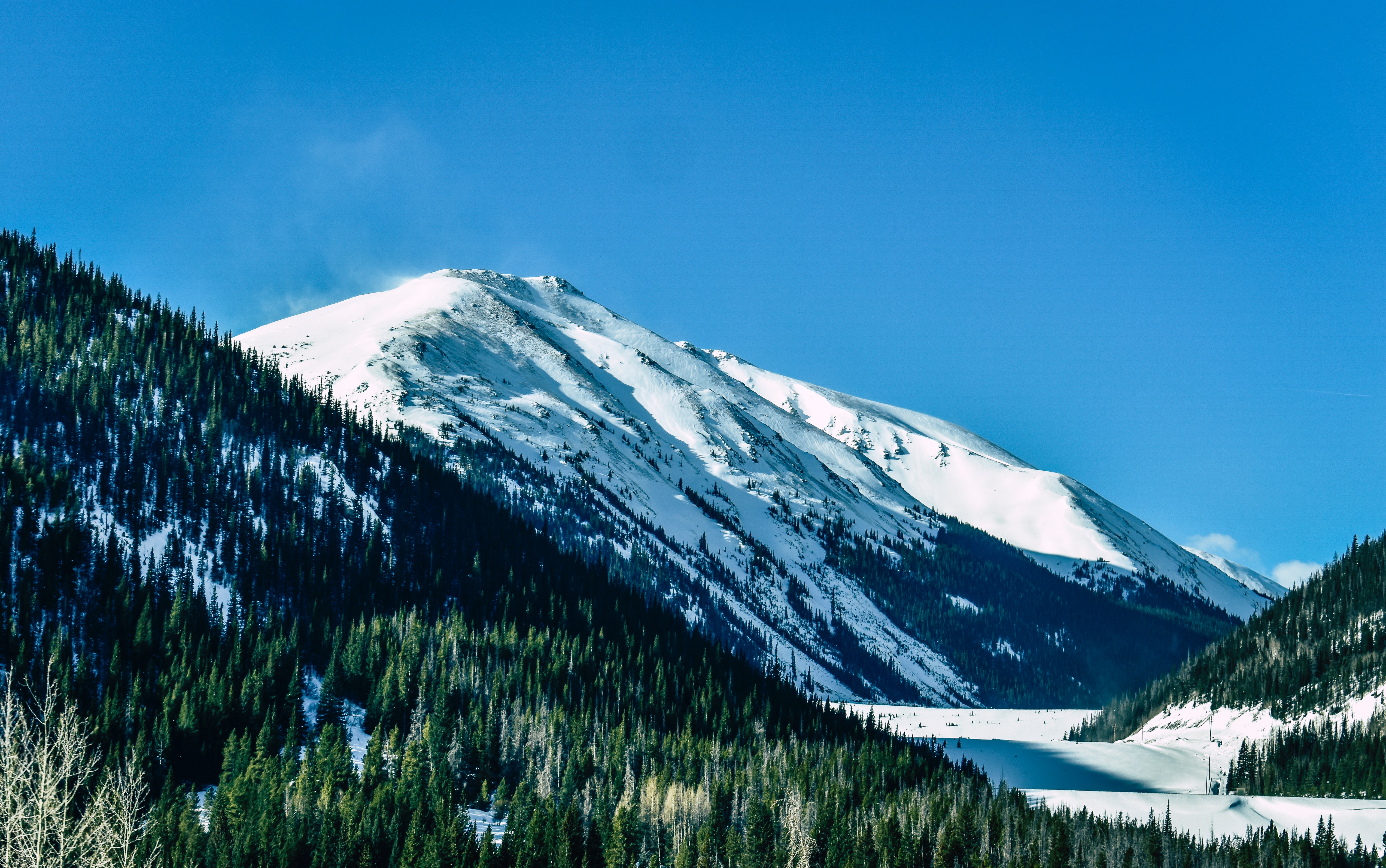 Snow capped mountains. Заснеженная местность. Картинки на рабочий стол горы зимой. Зимние горы обои на телефон. Осокой горной в горах.