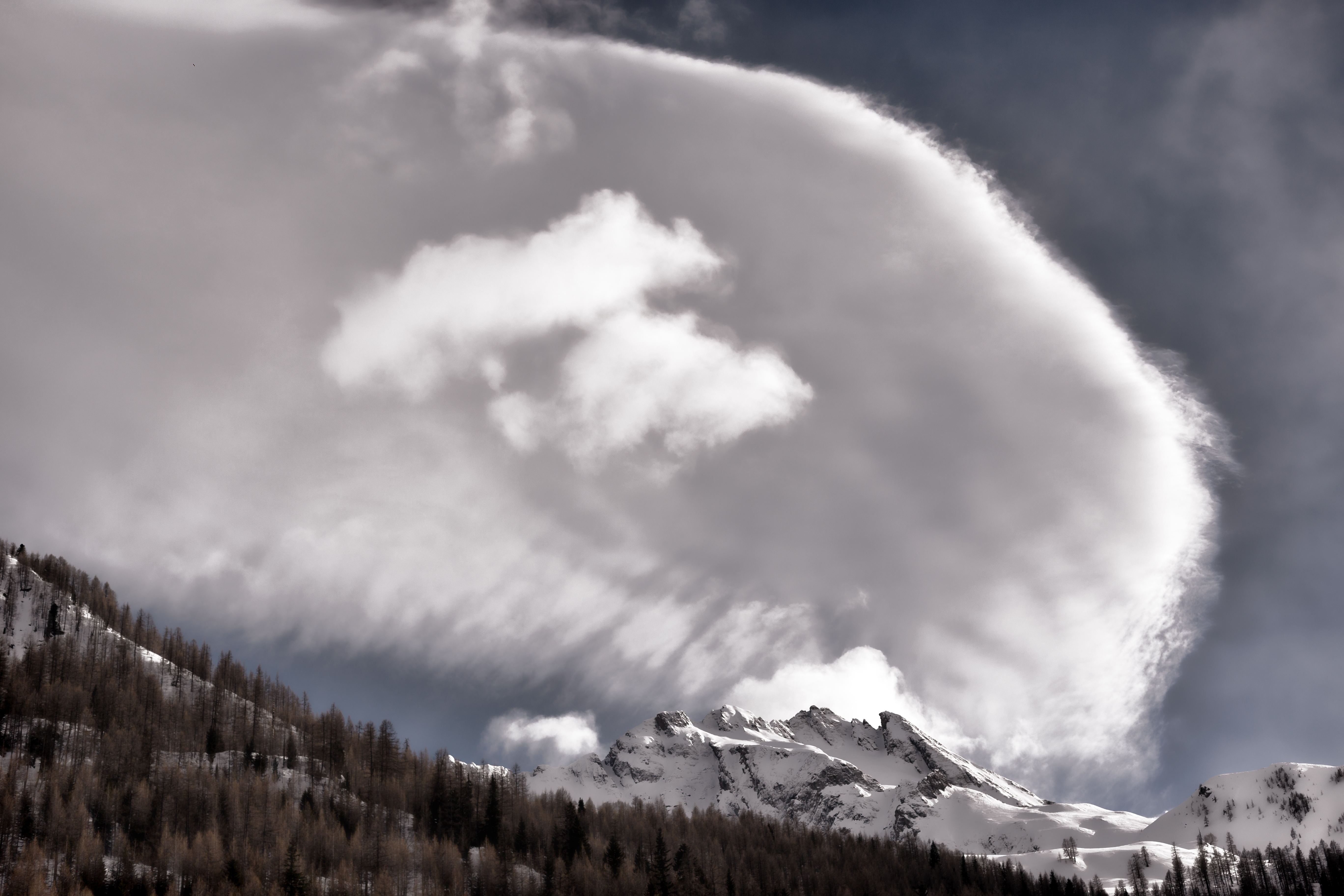 Природные явления в горах. Гора облачная. Облака холод. Ледяные облака как выглядят. Тяжелые холодные тучи лежали