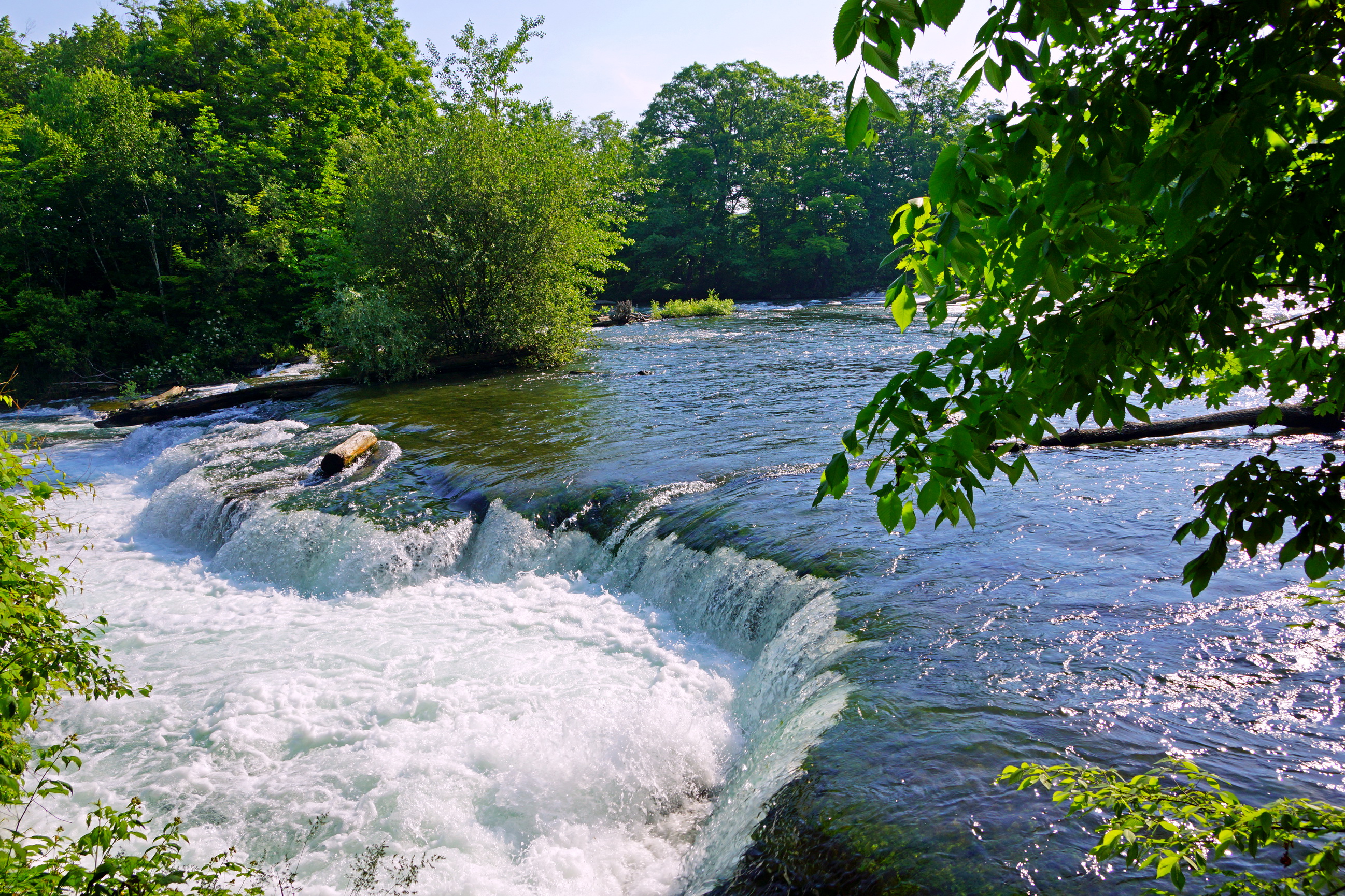 Воздух быстрая река. Головинские пруды речка водопад. Вода в природе. Река с водопадом. Ручей водопад.