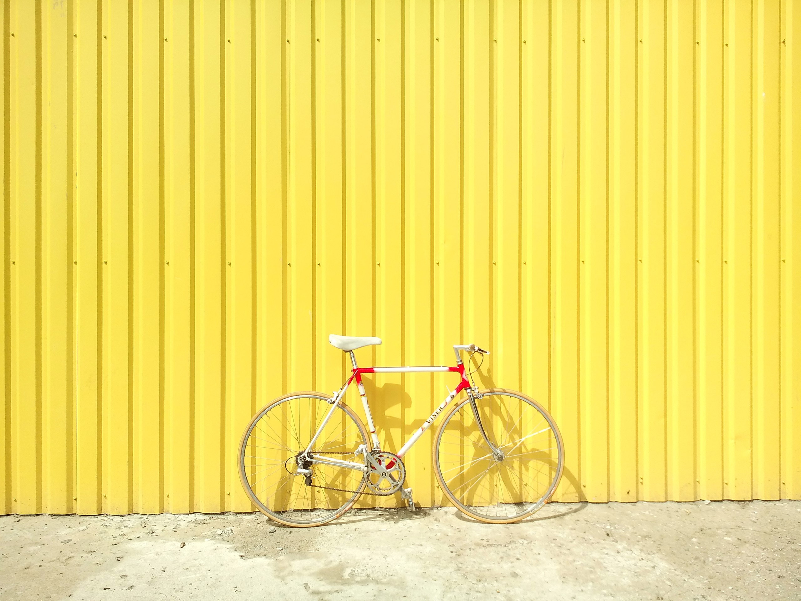 77990 скачать картинку желтый, стена, лето, разное, велосипед - обои и заставки бесплатно