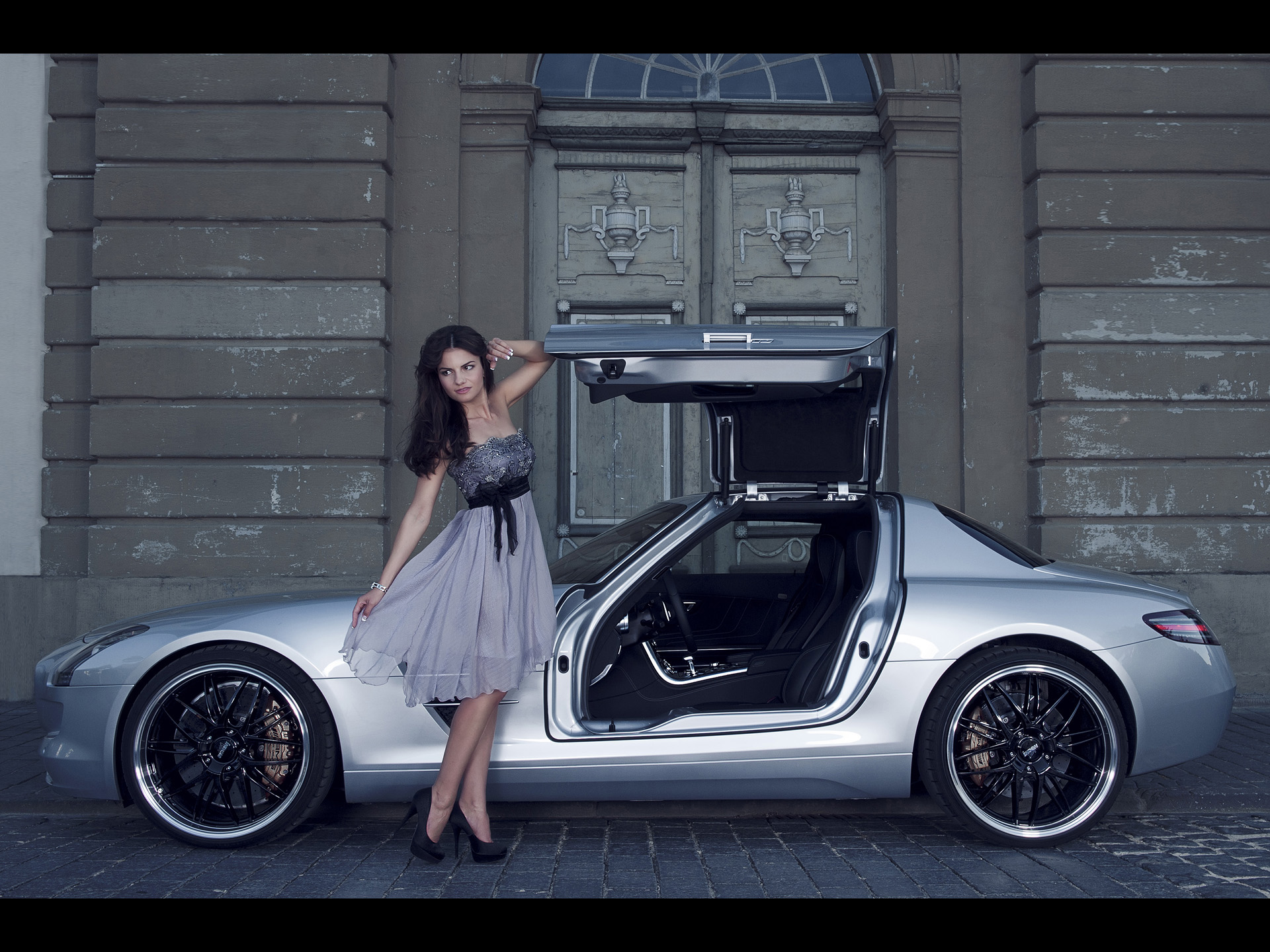 Видео машинкой девушек. Mercedes Benz SLS AMG С девушками. Девушка в машине. Фотосессия с автомобилем.