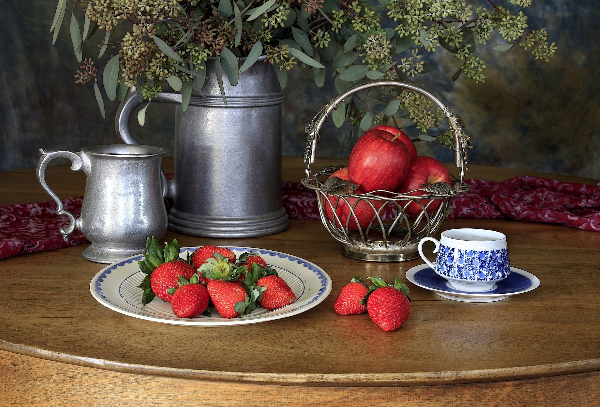 Чай с фруктами и ягодами. Натюрморт с посудой. Натюрморт с ягодами. Натюрморт с клубникой. Фотонатюрморты с посудой.