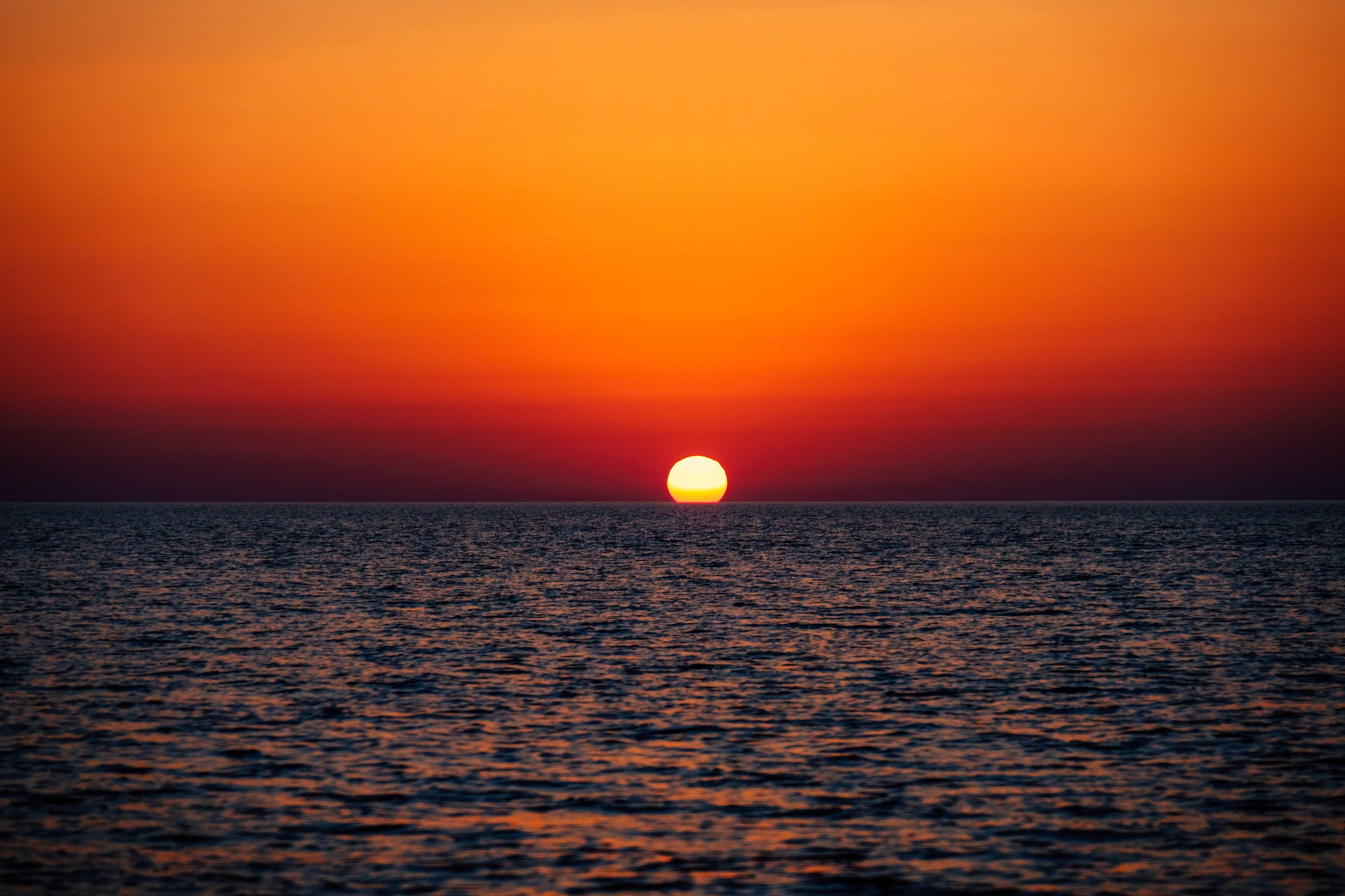 Download mobile wallpaper Nature, Sunset, Sky, Horizon, Glare, Sea for free.