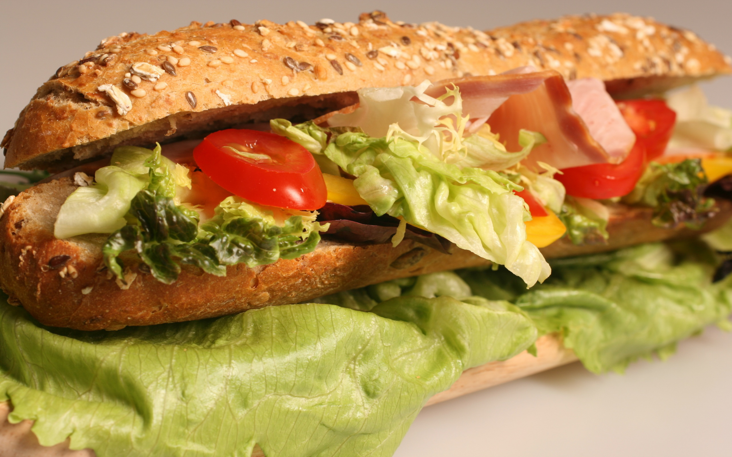 720146 Hintergrundbild herunterladen nahrungsmittel, sandwich, brötchen, kopfsalat, mittagessen, salat, tomate - Bildschirmschoner und Bilder kostenlos