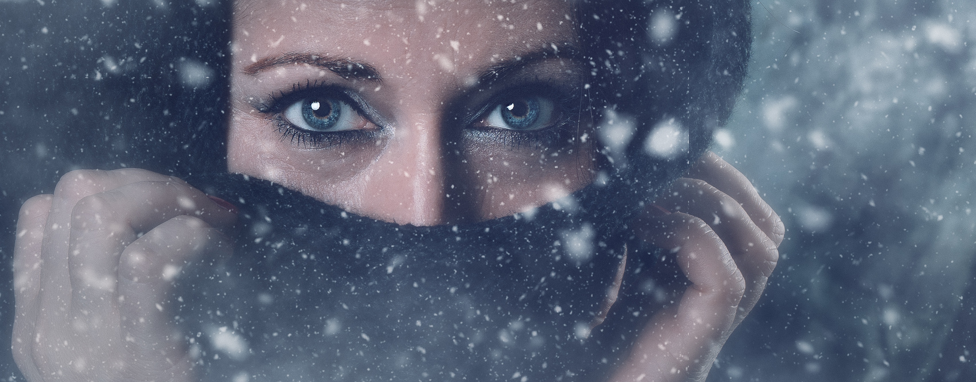 Winter eyes. Снег в глазах. Лицо глаза снегопад. Глаза и снег картинка. Потухшие глаза снег.