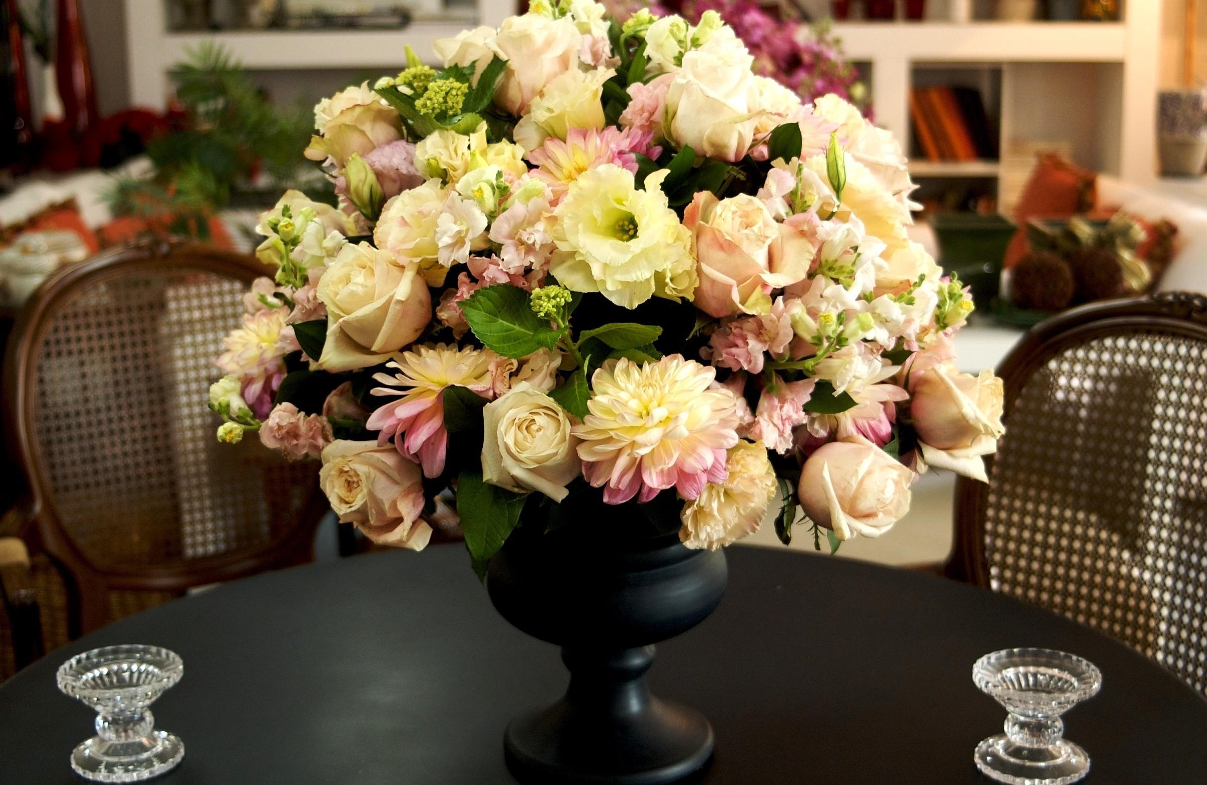 96705 завантажити картинку ваза, квіти, рози, хризантеми, букет, стіл - шпалери і заставки безкоштовно