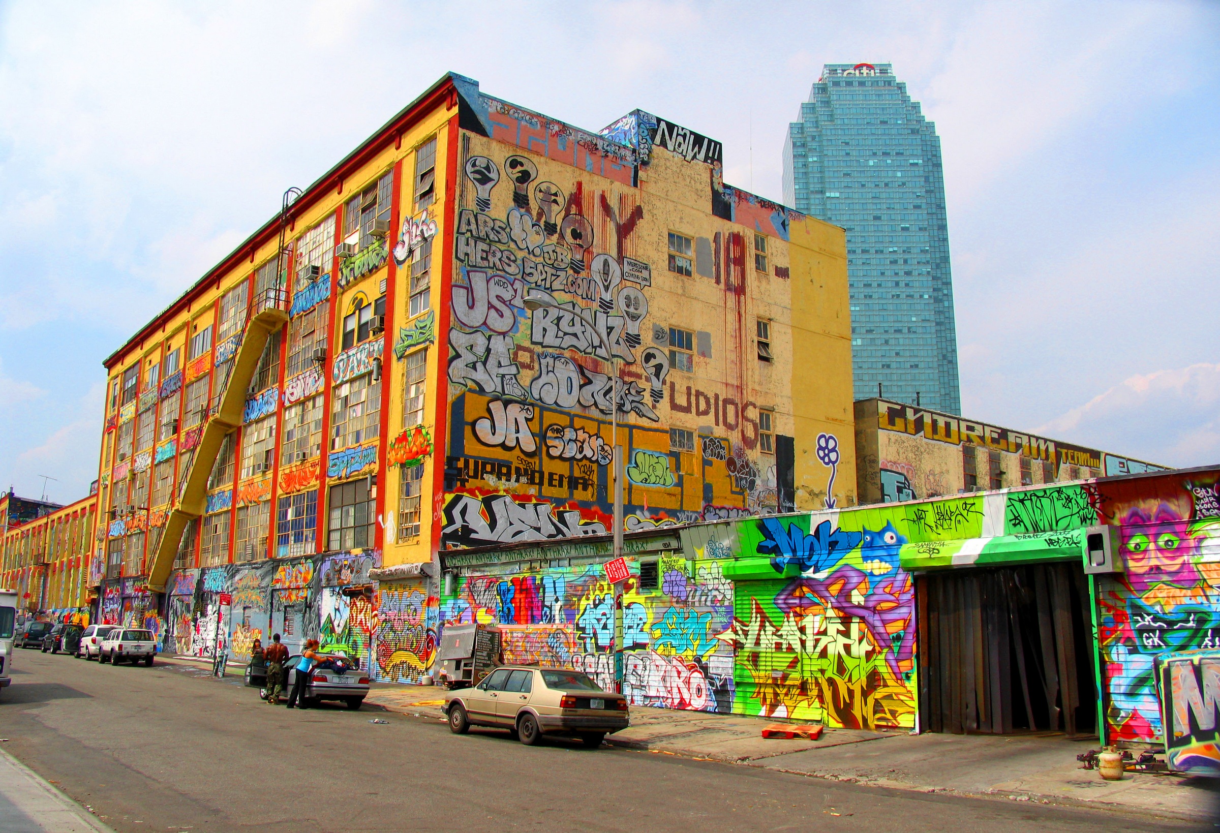 Граффити на зданиях в Нью Йорке