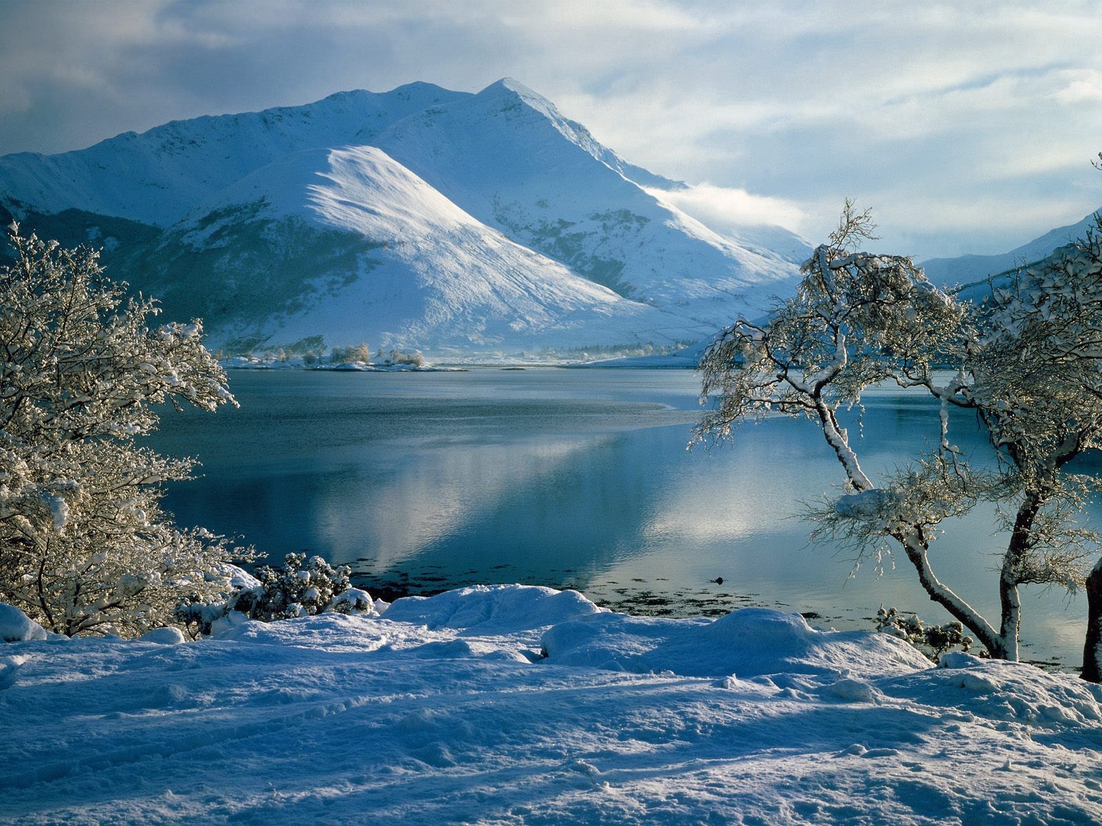 bank, morning, nature, mountains, snow, lake, shore, awakening Smartphone Background
