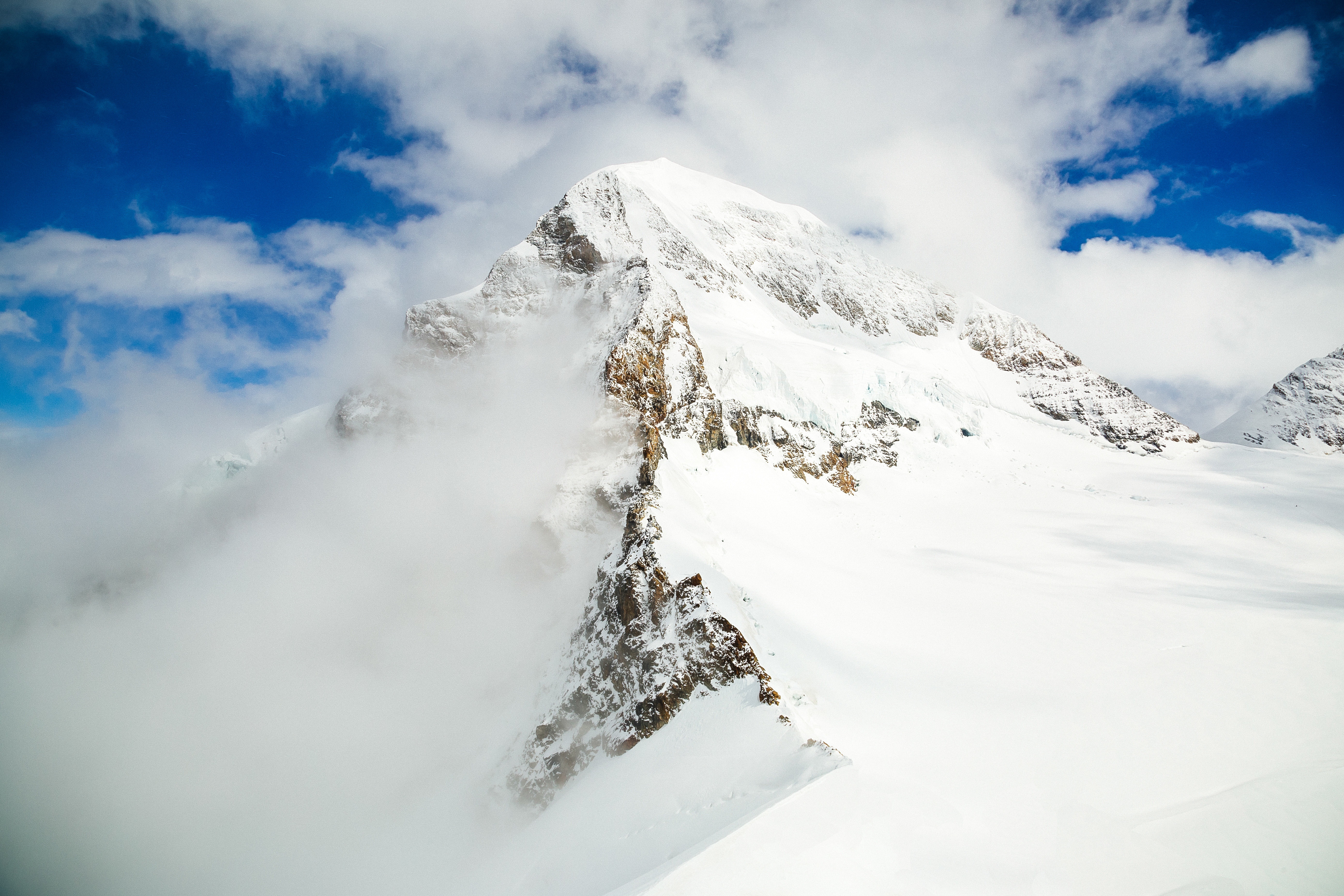 57996 скачать обои горный пейзаж, вершина, природа, горы, облака, снег - заставки и картинки бесплатно