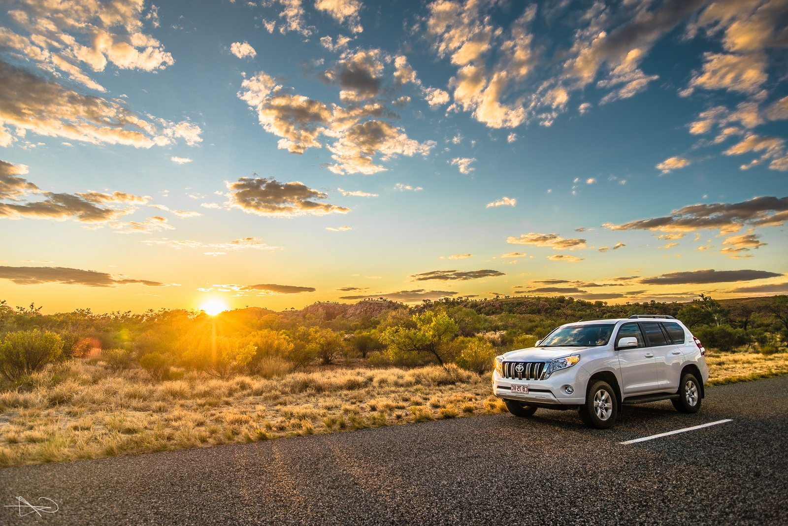 Toyota Land Cruiser 150 на дороге