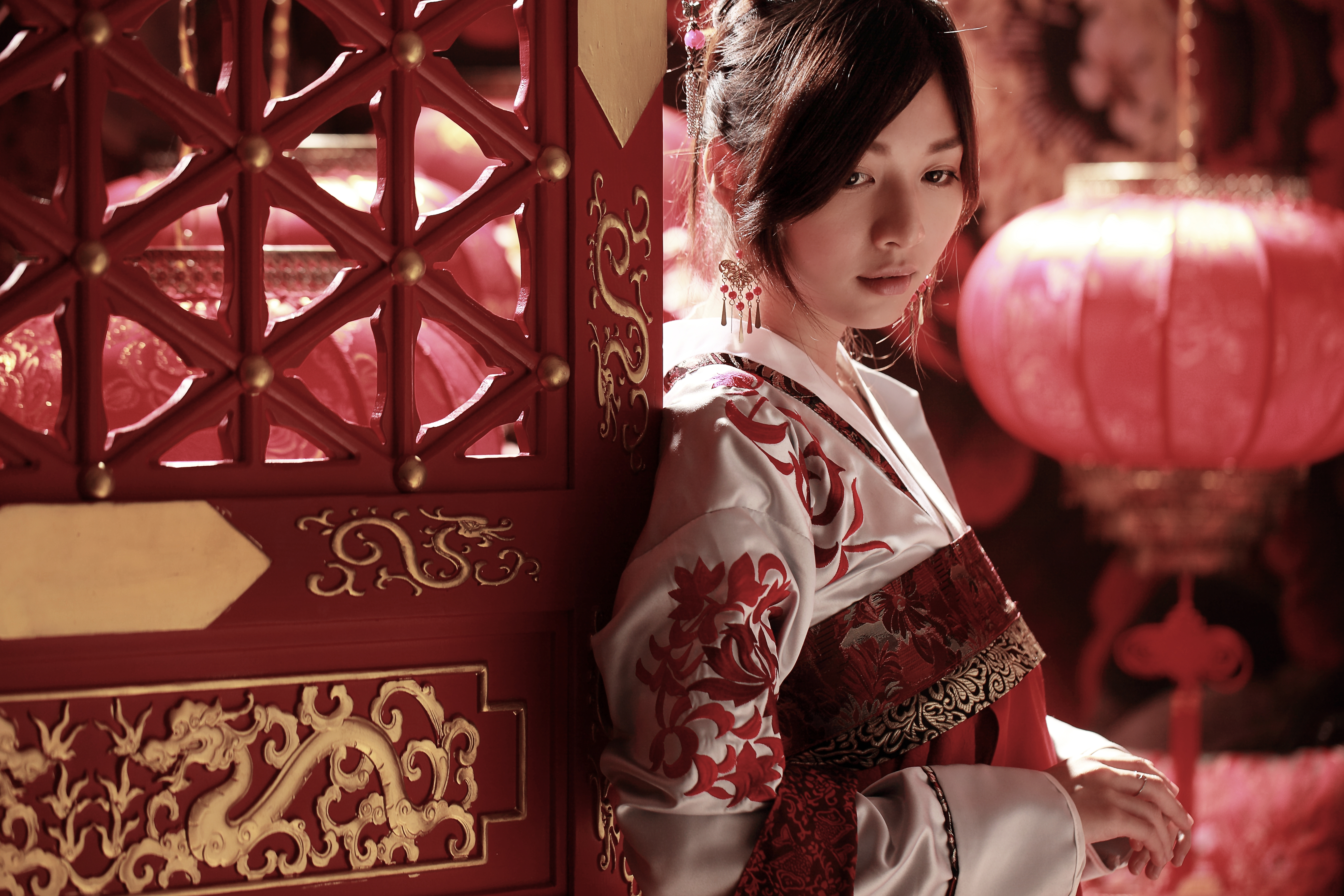 1522635 baixar papel de parede mulheres, guo ziying, asiática, porta, lanterna, traje nacional, taiwanês, traje tradicional - protetores de tela e imagens gratuitamente
