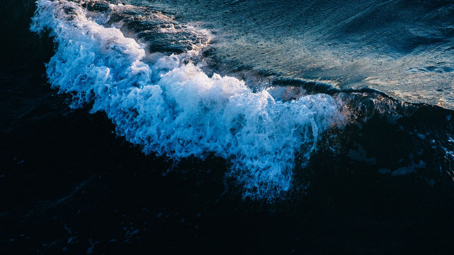 30 воды океана. Атлантический океан шторм. Море шторм. Заставка на рабочий стол волна. Море волны шторм.