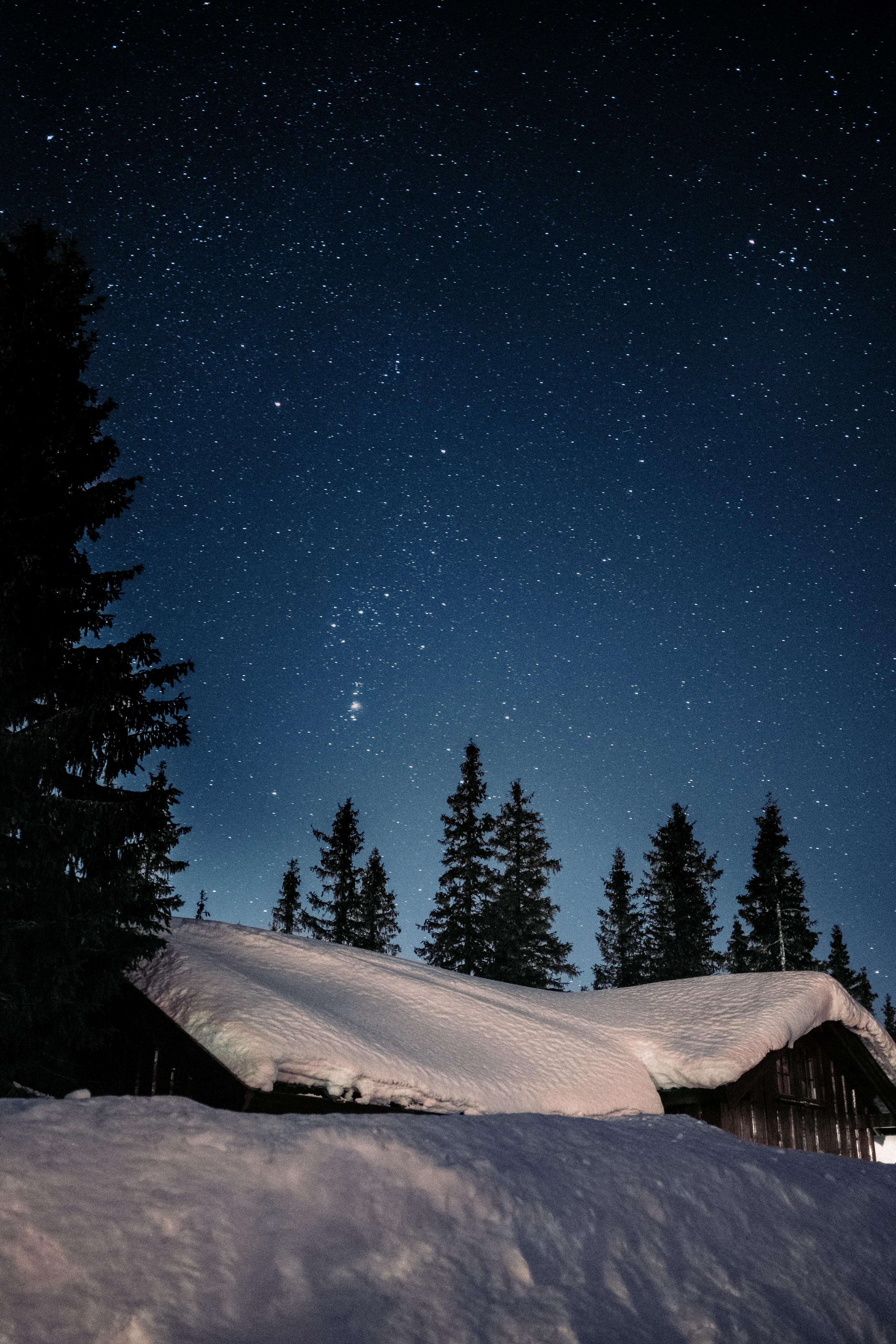 Скачать картинку Звезды, Снег, Зима, Звездное Небо, Дом, Ночь, Темные в телефон бесплатно.