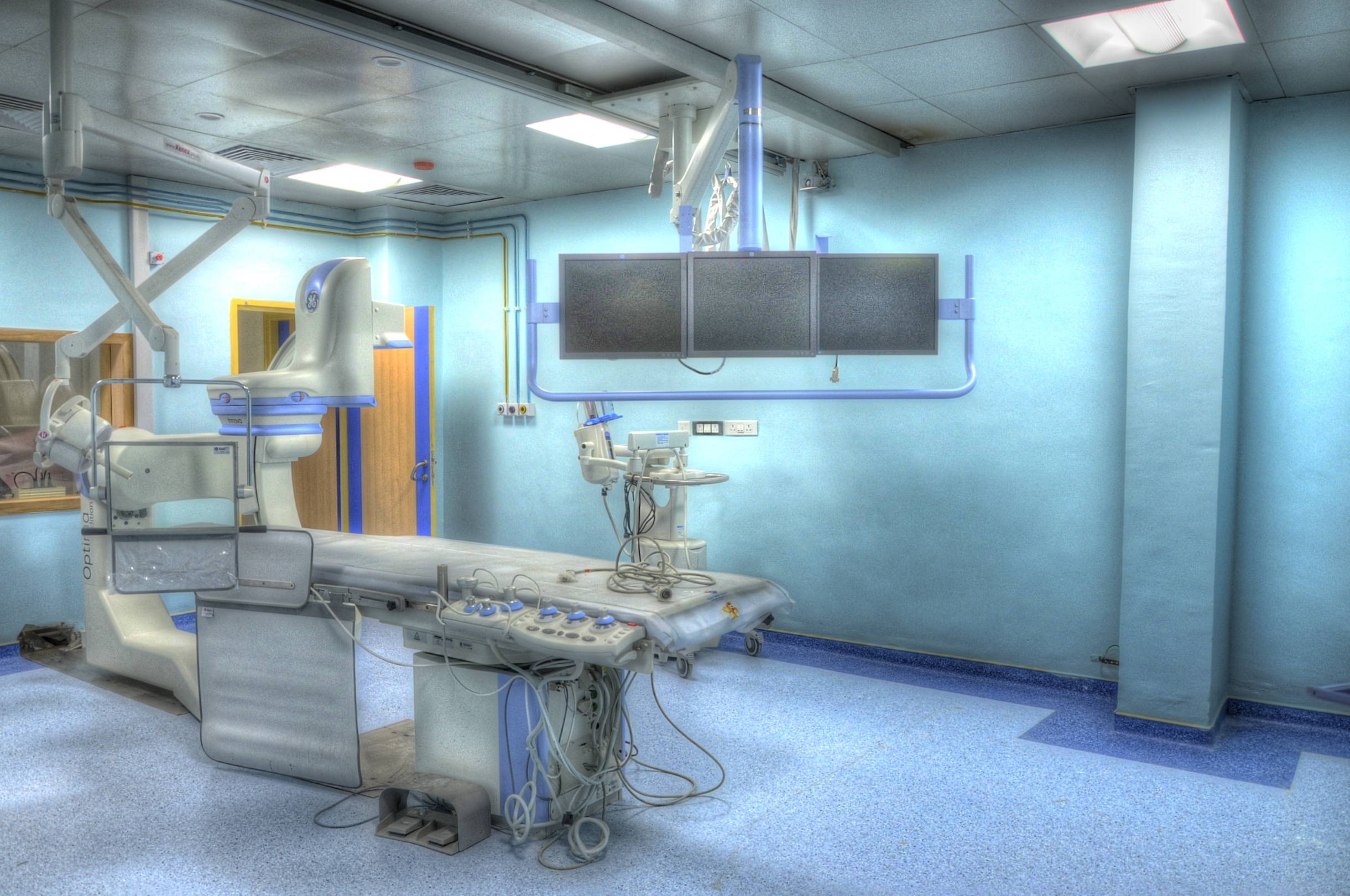 Хирургический стол в больнице