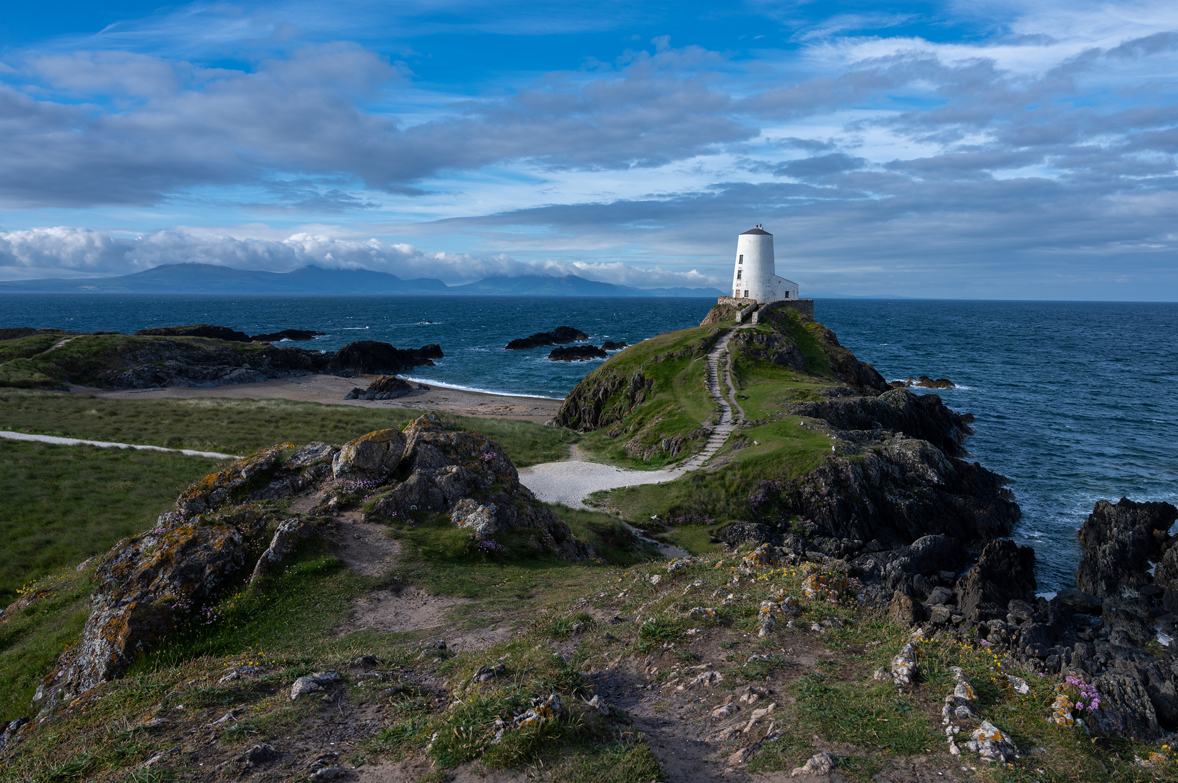 1045920 скачать картинку сделано человеком, маяк, береговая линия, уэльс - обои и заставки бесплатно