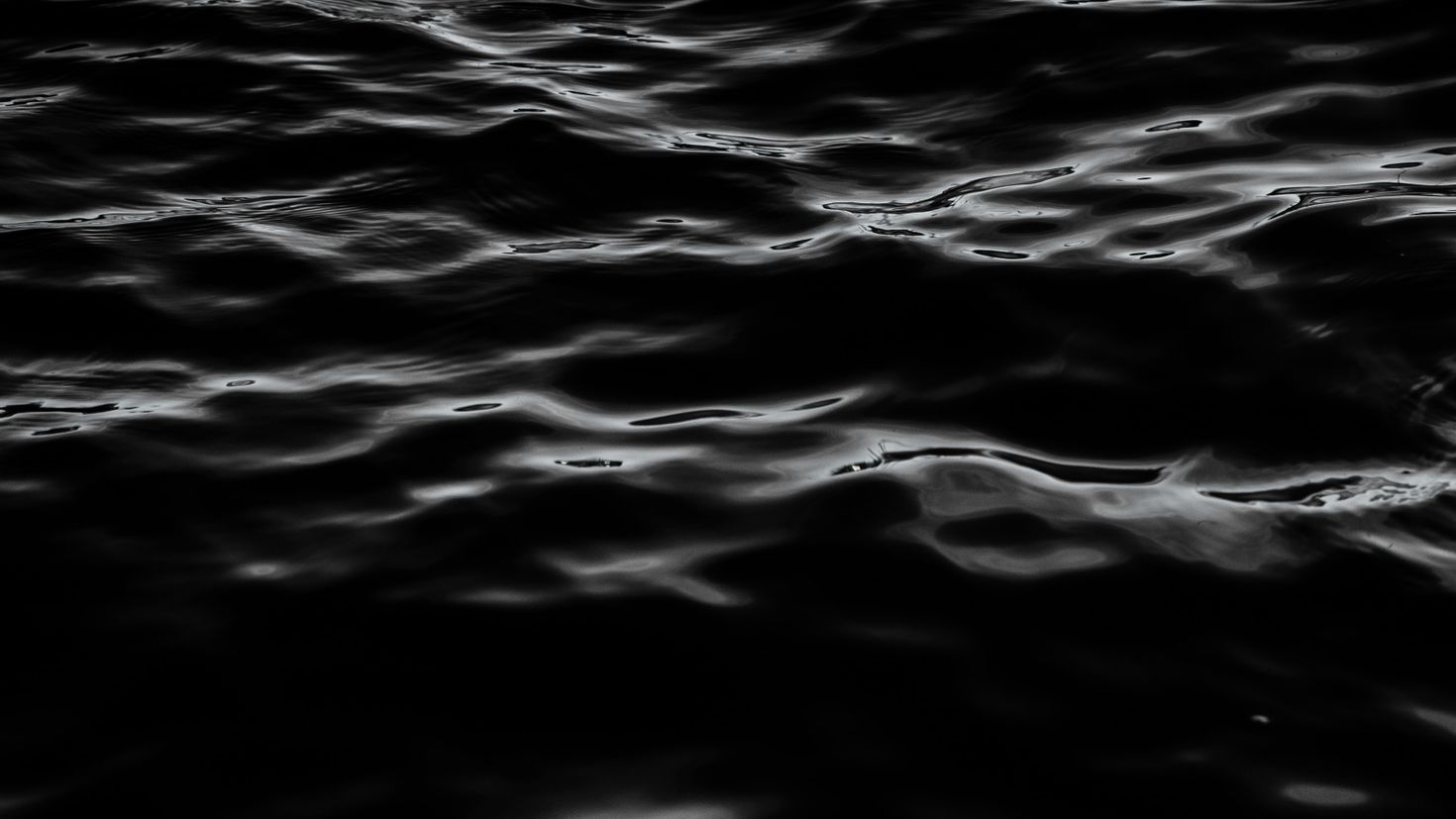 Black waves. Черная вода. Темные воды. Вода на черном фоне. Волны на черном фоне.