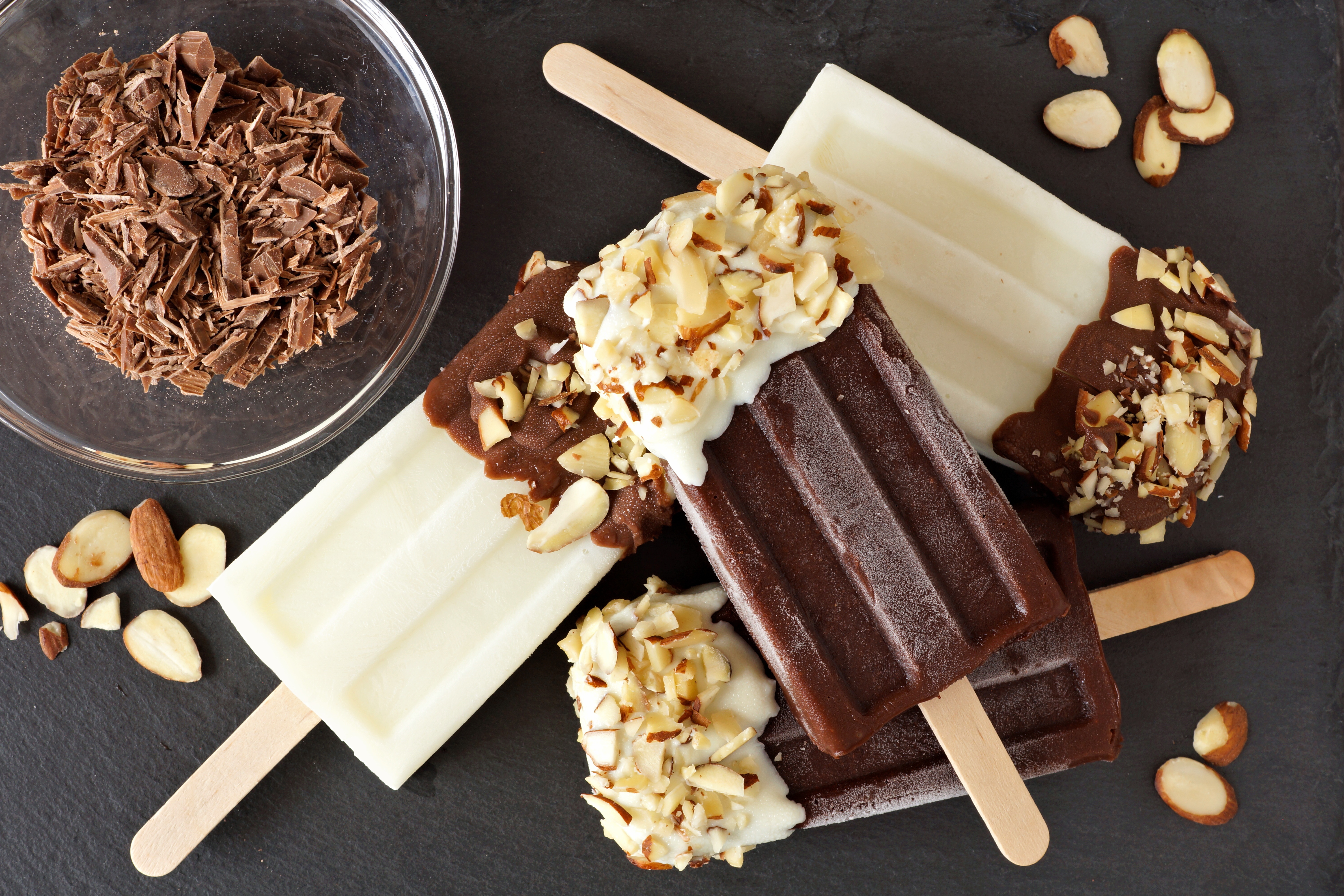 Мороженое эскимо с орехами шоколадное