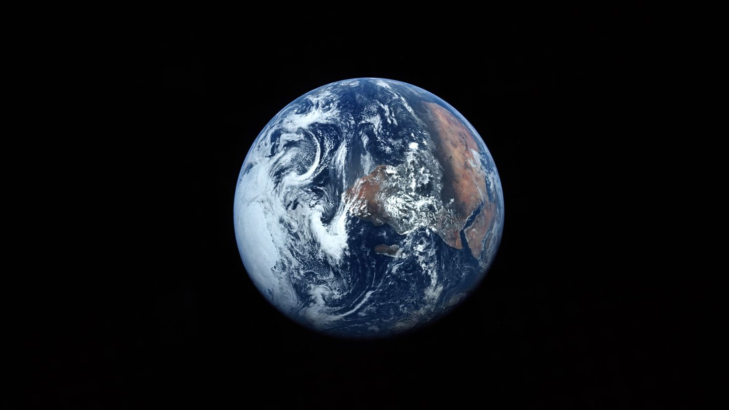 Планета на черном фоне. Земля из космоса. Планета земля. О земле и космосе.