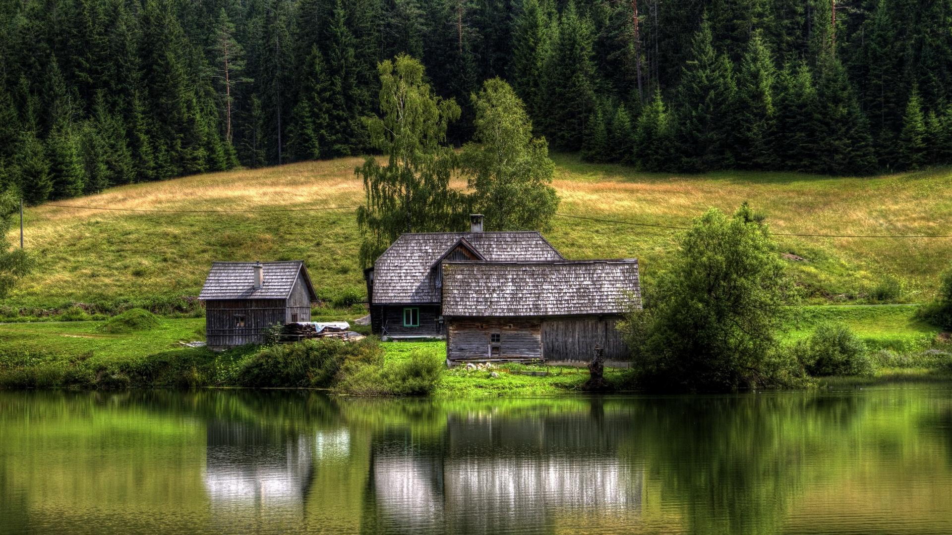 Луга река дом. Домик лесника около озера Выштынецком озере. Домик в лесу. Красивый пейзаж с домом. Домик в лесу у озера.