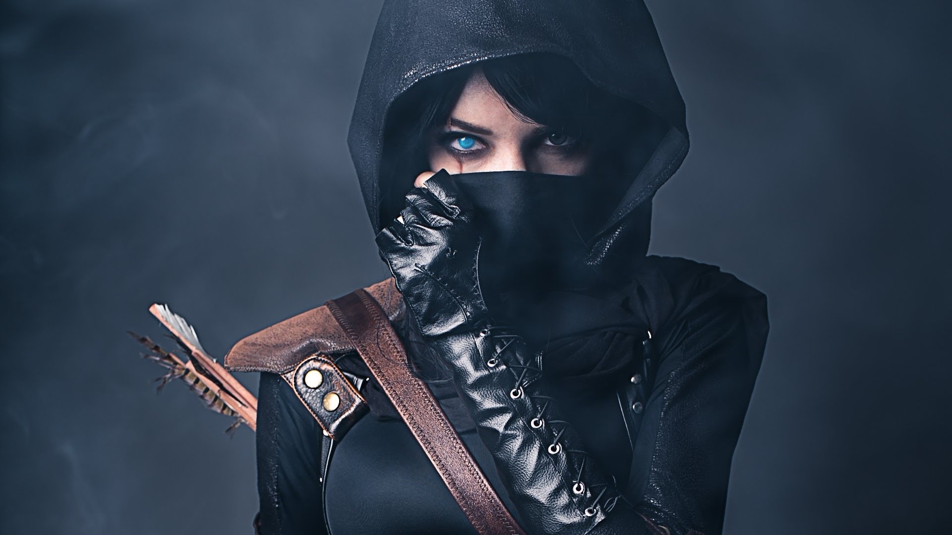 cosplay, blue eyes, black hair, women, hood, arrow, glove, leather, scar, thief (video game) HD wallpaper